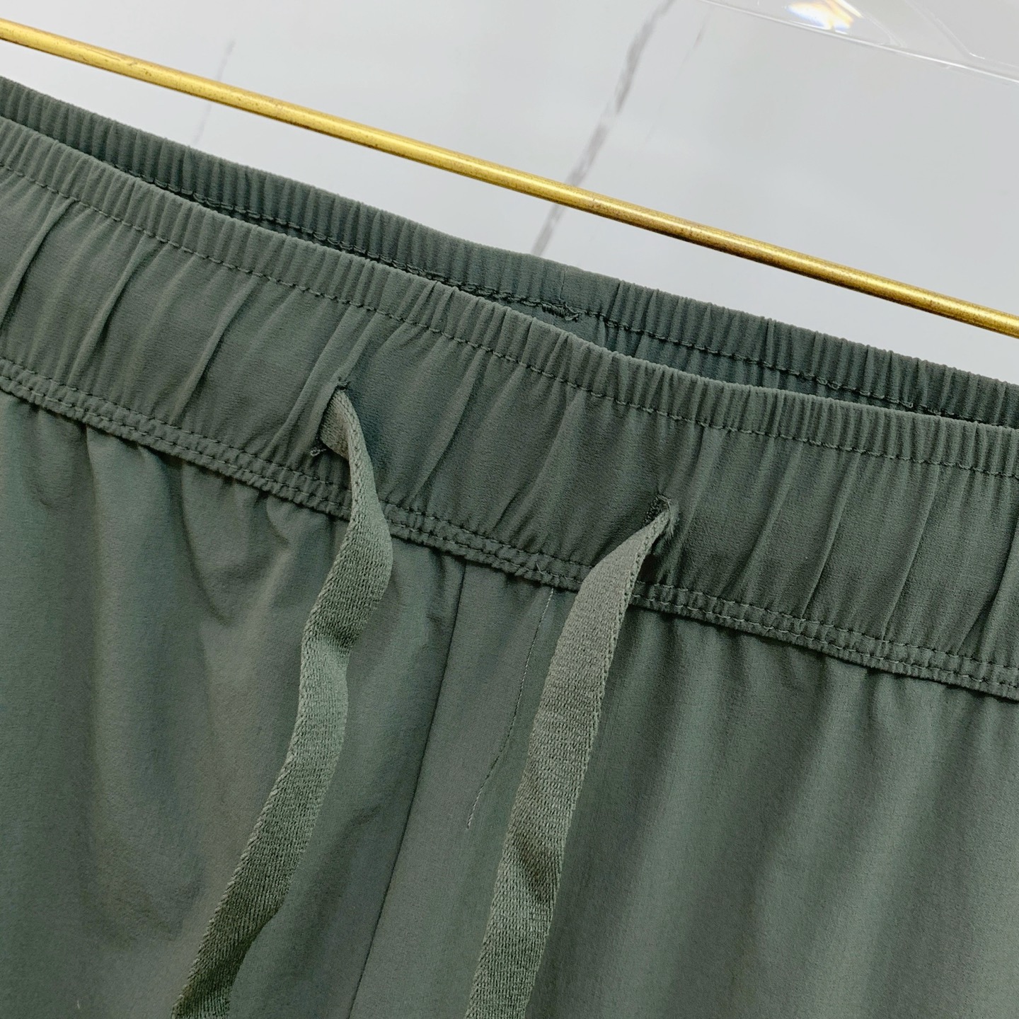 “High-Quality Mono-Ordered Fashion Pants Re-Emergence with Latest Hardware” - 图片 4