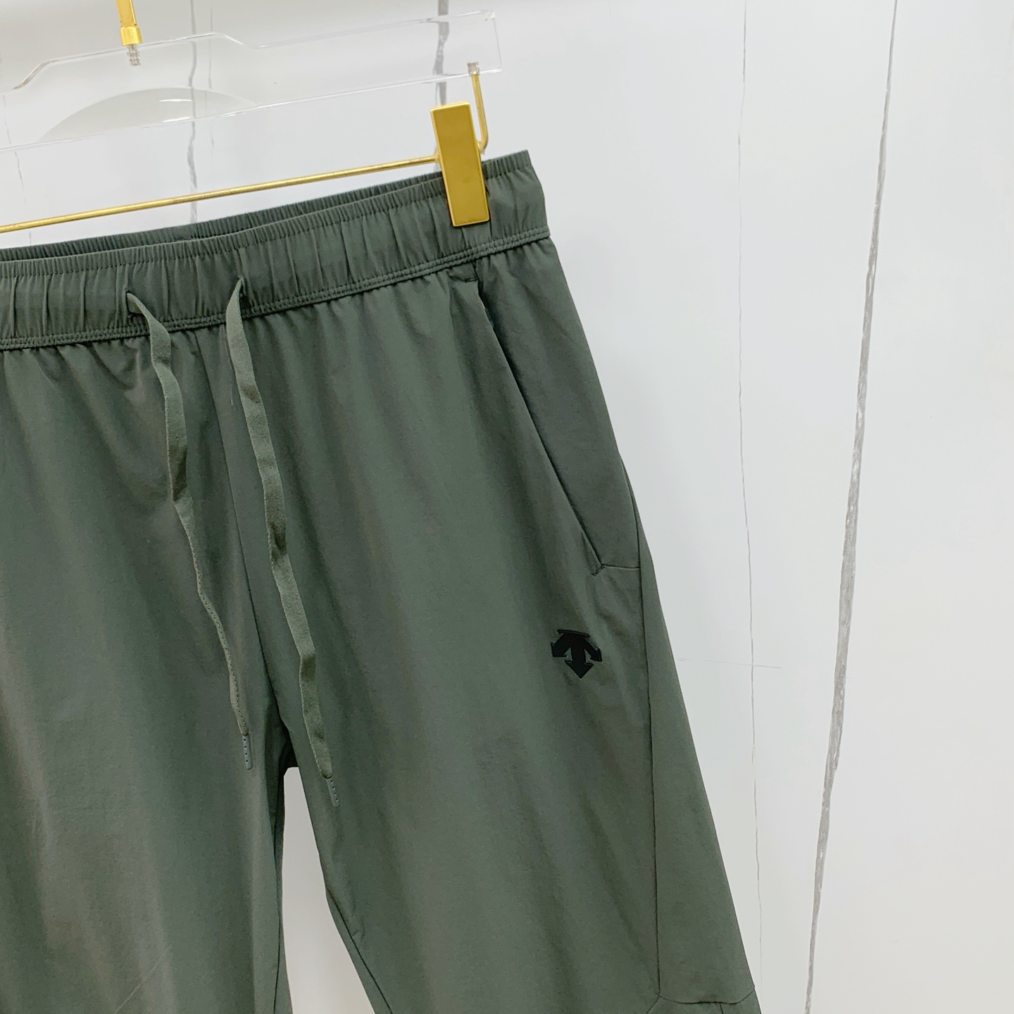“High-Quality Mono-Ordered Fashion Pants Re-Emergence with Latest Hardware” - 图片 3
