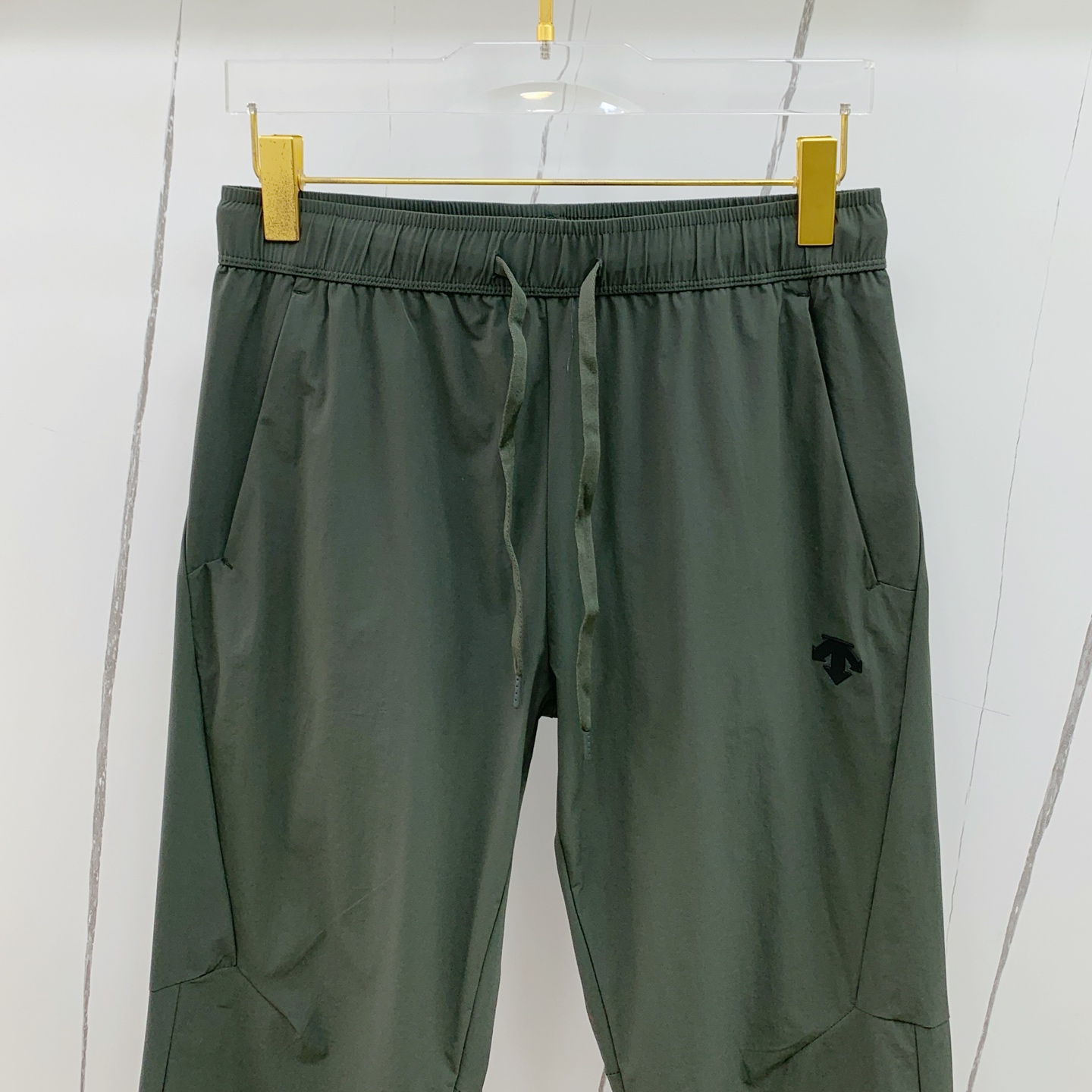 “High-Quality Mono-Ordered Fashion Pants Re-Emergence with Latest Hardware” - 图片 2