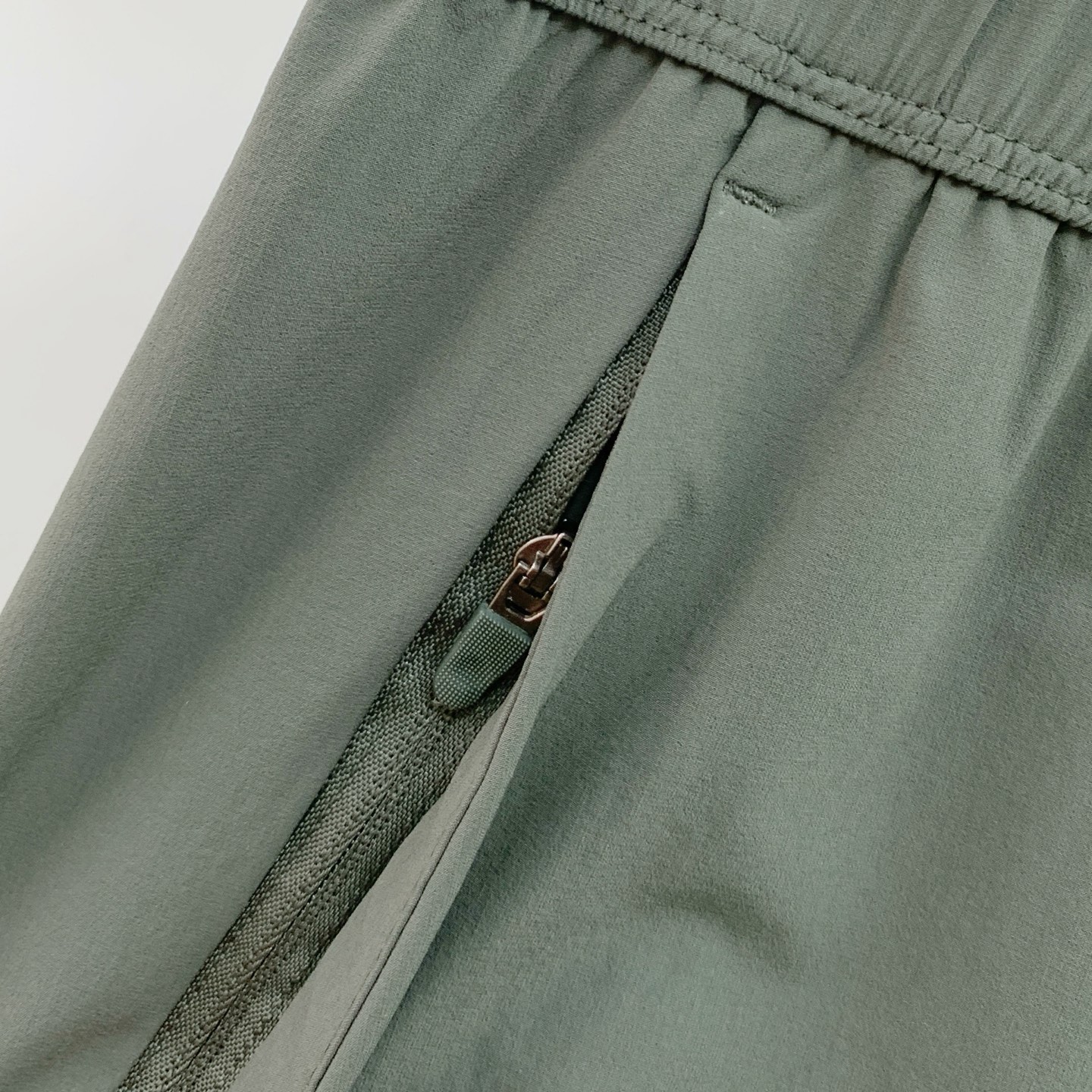 “High-Quality Mono-Ordered Fashion Pants Re-Emergence with Latest Hardware” - 图片 5