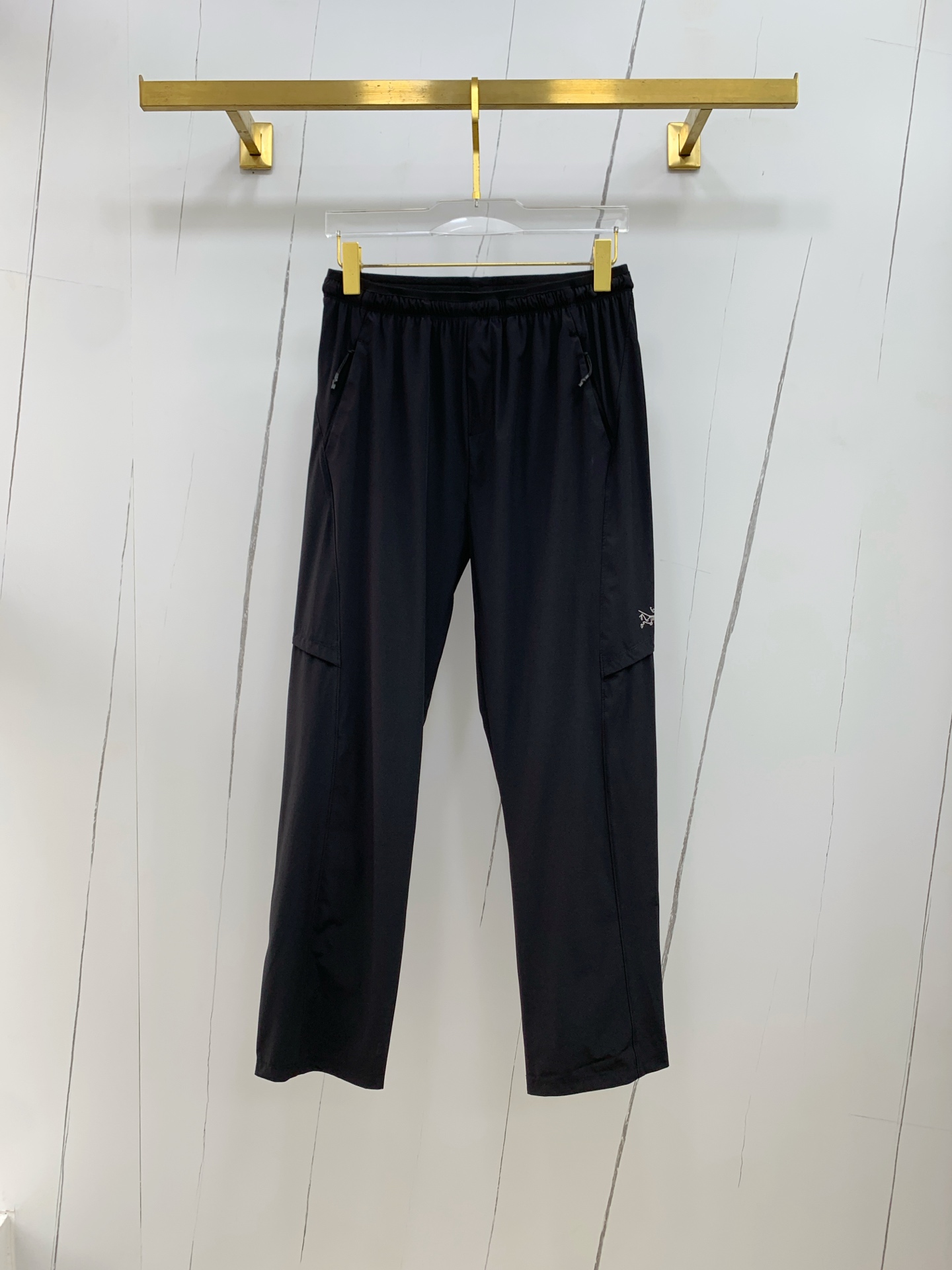 NO:485897,Archaeoptera bird spring and summer 25ss casual pants gold dial appears again, the original customized high-quality fashionable casual pants are super versatile. Exclusive custom fabric, quite wide and stylish, close and comfortable. The latest hardware and accessories of the original custom counter. Super beautiful style, the upper body makes the legs look slender, the inner and the line is impeccable. You can attend any occasion. Once again, the fabric is very, very classy! Code number M-3XL,arc'teryx,alexander wang19860909始祖鸟春夏25ss休闲裤金典再次出现,原单订制高品质时尚休闲裤.超级百搭款.独家定制面料,挺阔有型,贴身舒适.原版定制专柜最新五金辅料.超靓版型、上身显腿修长,內里,走线都无可挑剔,任何场合都可出席,再次强调面料非常非常显档次！码数 M-3XL,arc'teryx,alexander wang,Men's clothing