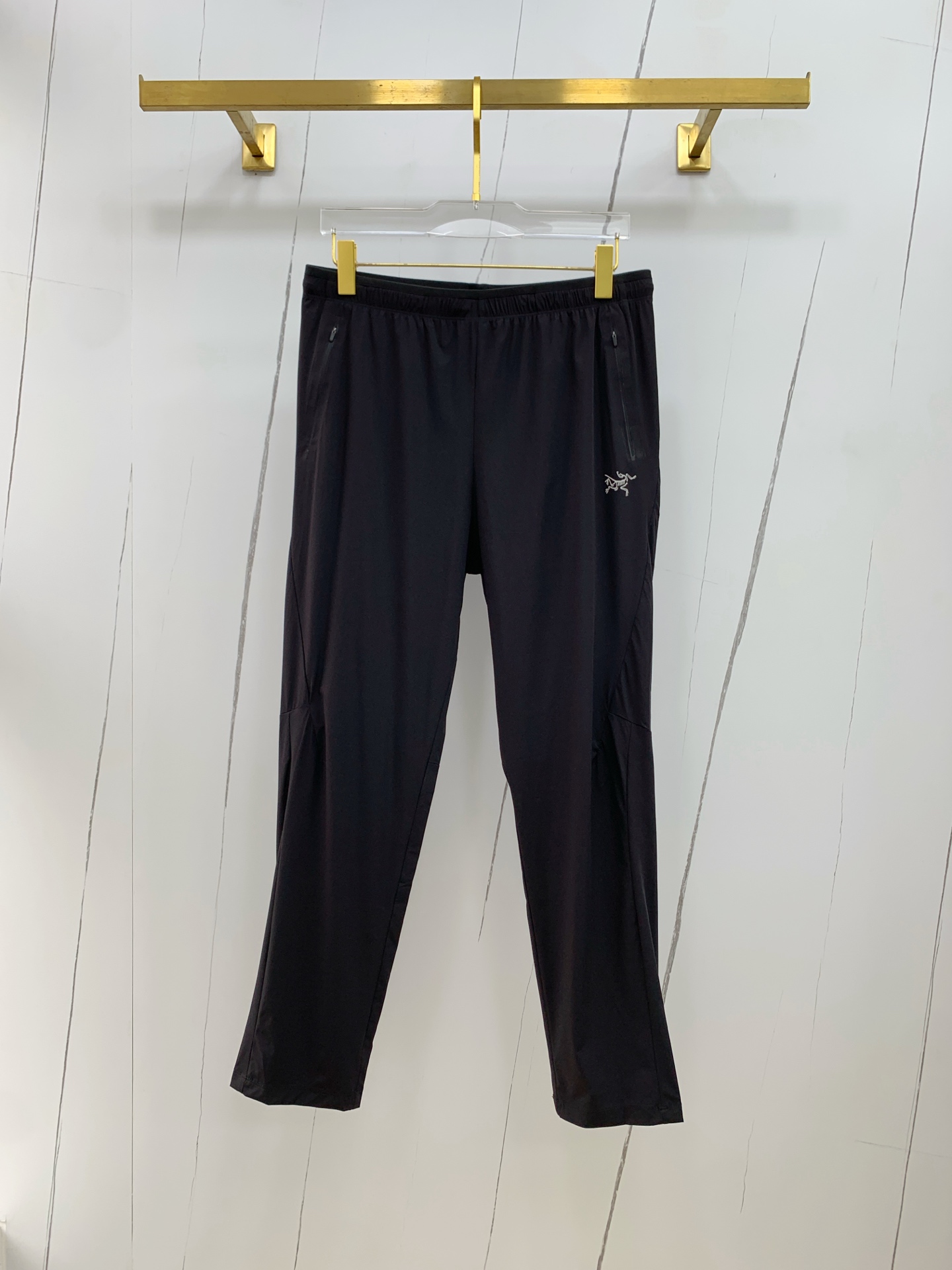 NO:485909,Archaeoptera bird spring and summer 25ss casual pants gold dial appears again, the original customized high-quality fashionable casual pants are super versatile. Exclusive custom fabric, quite wide and stylish, close and comfortable. The latest hardware and accessories of the original custom counter. Super beautiful style, the upper body makes the legs look slender, the inner and the line is impeccable. You can attend any occasion. Once again, the fabric is very, very classy! Code number M-3XL,arc'teryx,alexander wang19860909始祖鸟春夏25ss休闲裤金典再次出现,原单订制高品质时尚休闲裤.超级百搭款.独家定制面料,挺阔有型,贴身舒适.原版定制专柜最新五金辅料.超靓版型、上身显腿修长,內里,走线都无可挑剔,任何场合都可出席,再次强调面料非常非常显档次！码数 M-3XL,arc'teryx,alexander wang,Men's clothing