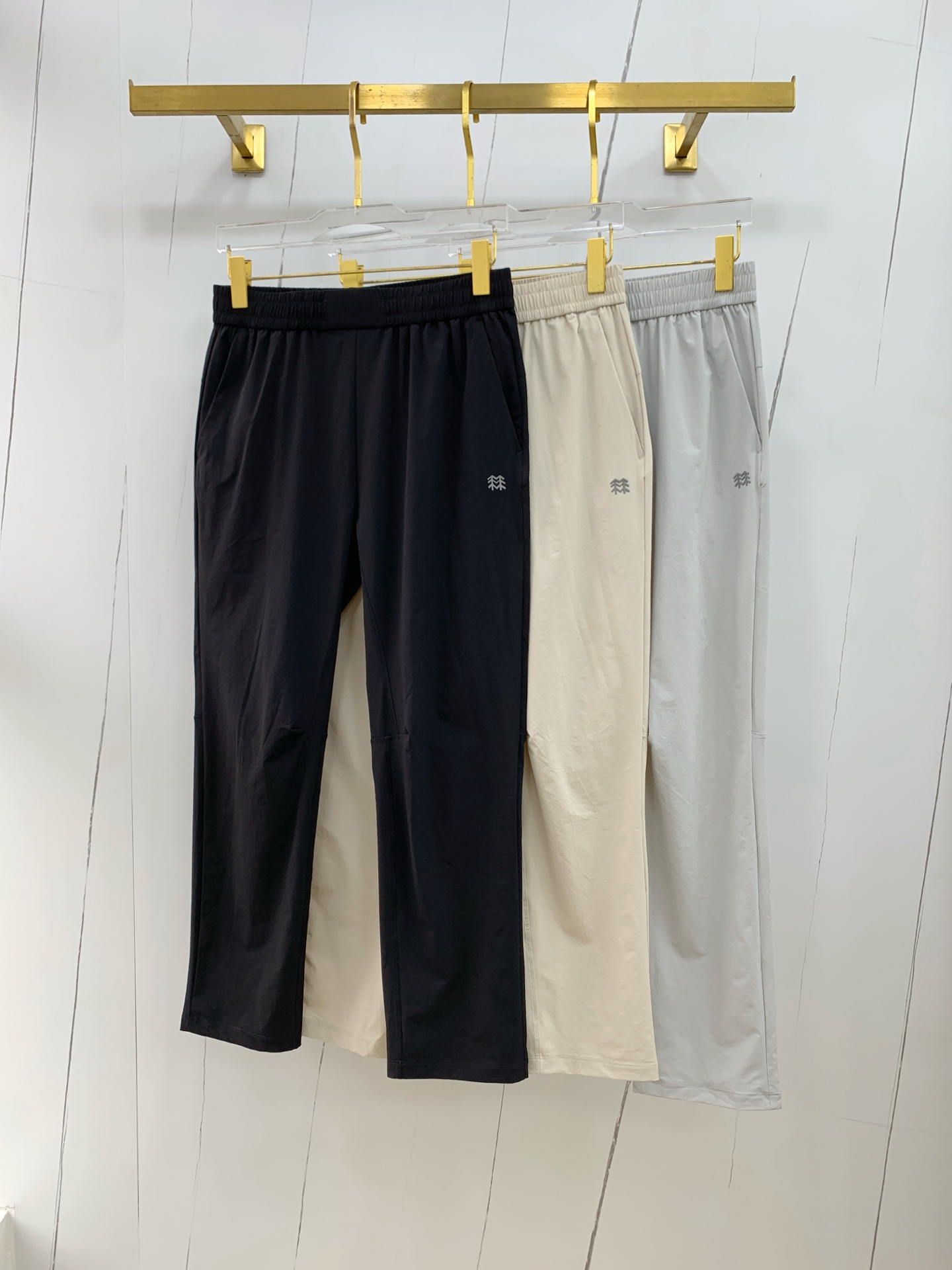 NO:485916,The Clone Spring and Summer 25ss casual pants Golden Dian has appeared again, the original customized high-quality fashionable casual pants. Super versatile style. Exclusive customized fabric, which is quite wide and stylish, and is comfortable to fit. The latest hardware and accessories of the original custom counter. Super beautiful style, the upper body makes the legs look slender, the inner and the wiring are impeccable. You can attend any occasion. Once again, it is emphasized that the fabric is very, very classy! Code number M-3XL, alexander wang19860909克隆春夏25ss休闲裤金典再次出现,原单订制高品质时尚休闲裤.超级百搭款.独家定制面料,挺阔有型,贴身舒适.原版定制专柜最新五金辅料.超靓版型、上身显腿修长,內里,走线都无可挑剔,任何场合都可出席,再次强调面料非常非常显档次！码数 M-3XL,,alexander wang,Men's clothing