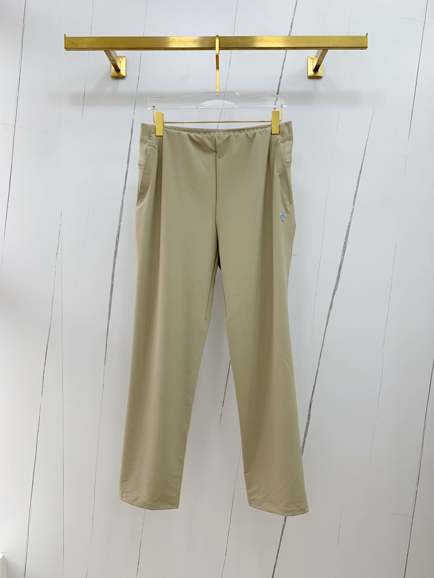 Re-emergence of High-Quality Mono-Ordered Fashion Pants with Wide, Stylish, and Comfortable Design