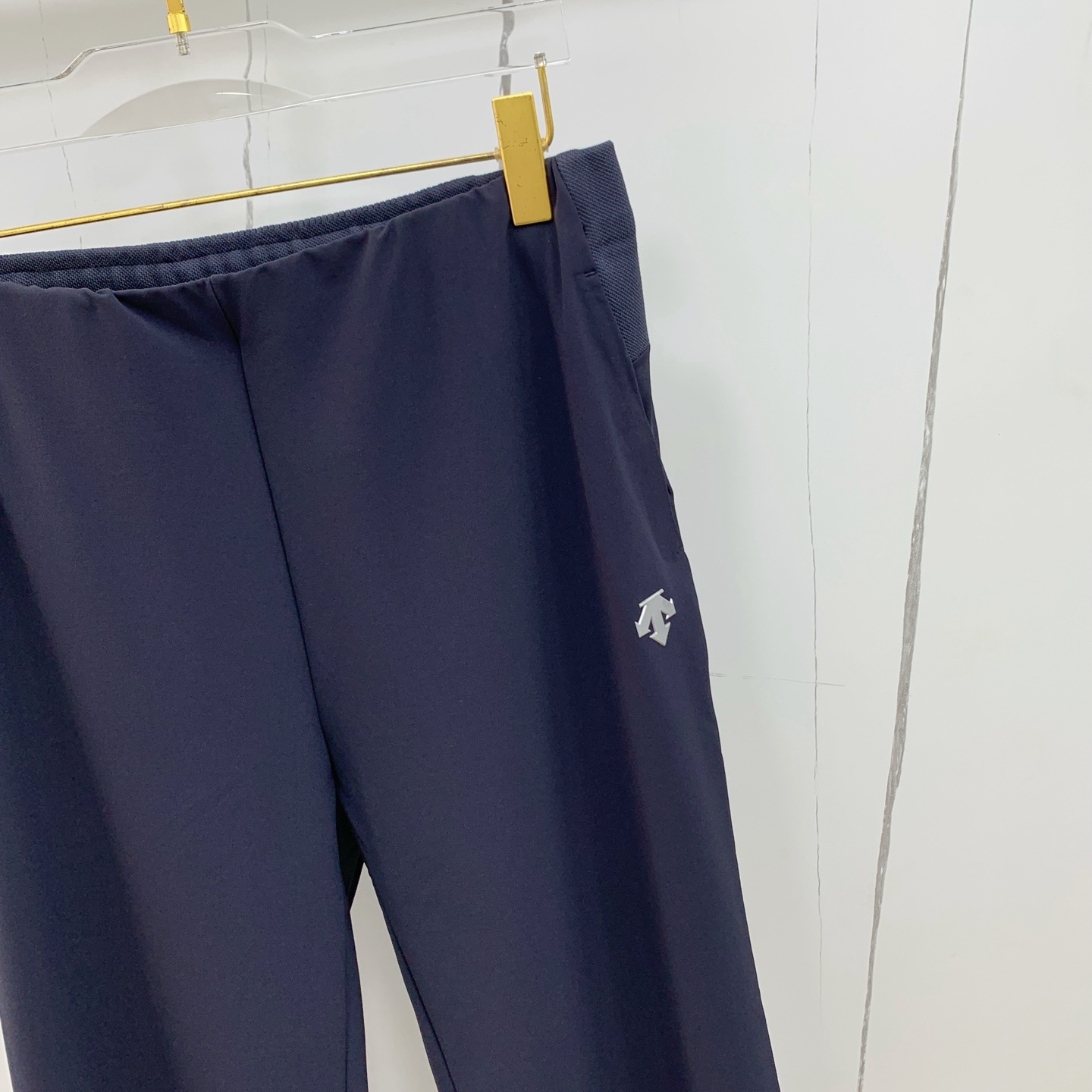 “Re-emergence of High-Quality Mono-Ordered Fashion Pants with Latest Hardware” - 图片 3