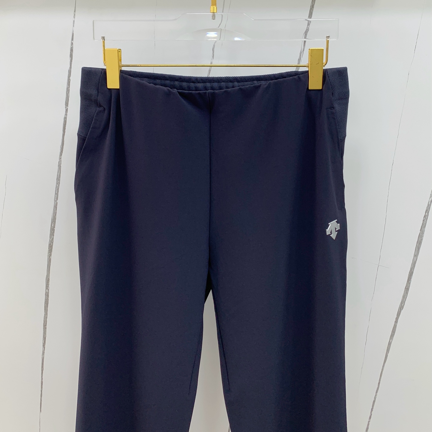 “Re-emergence of High-Quality Mono-Ordered Fashion Pants with Latest Hardware” - 图片 2