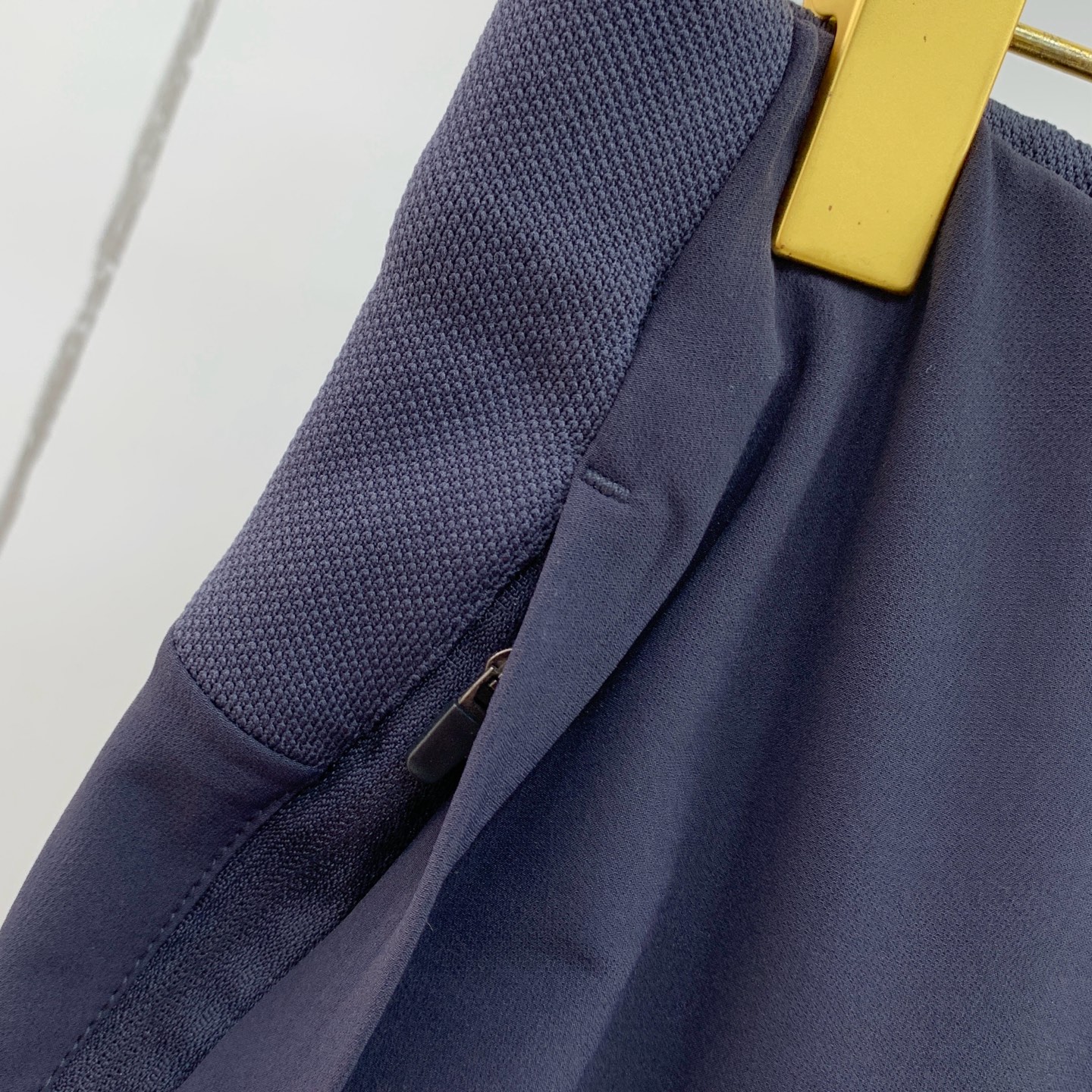 “Re-emergence of High-Quality Mono-Ordered Fashion Pants with Latest Hardware” - 图片 4