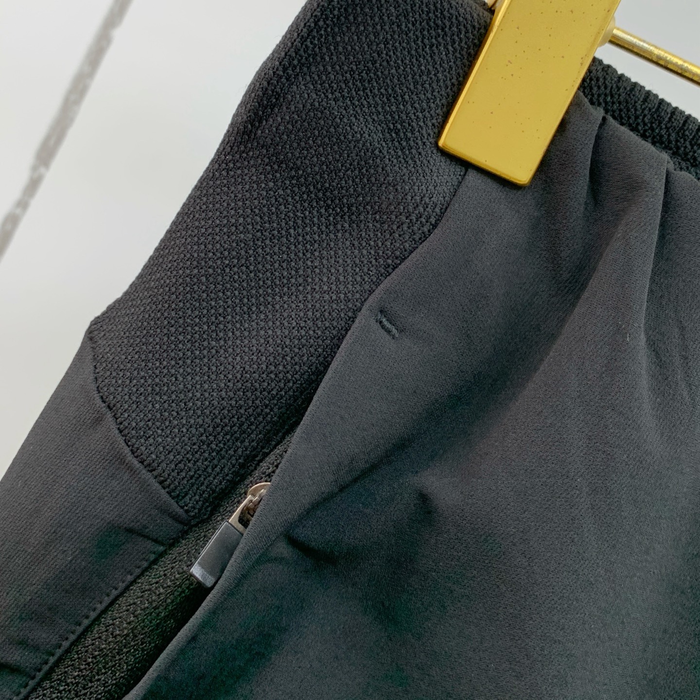 “Re-emergence of High-Quality Fashion Pants in Monochrome Custom Style” - 图片 5