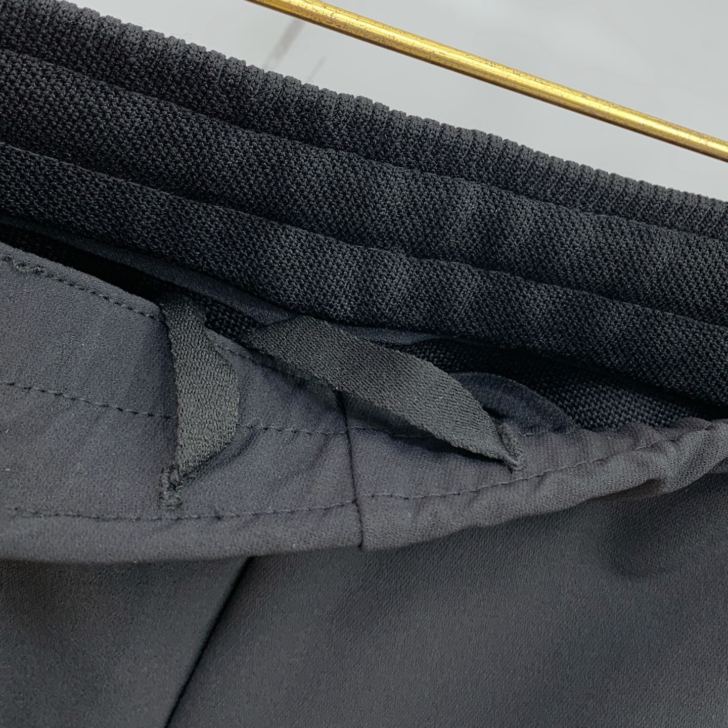 “Re-emergence of High-Quality Fashion Pants in Monochrome Custom Style” - 图片 6