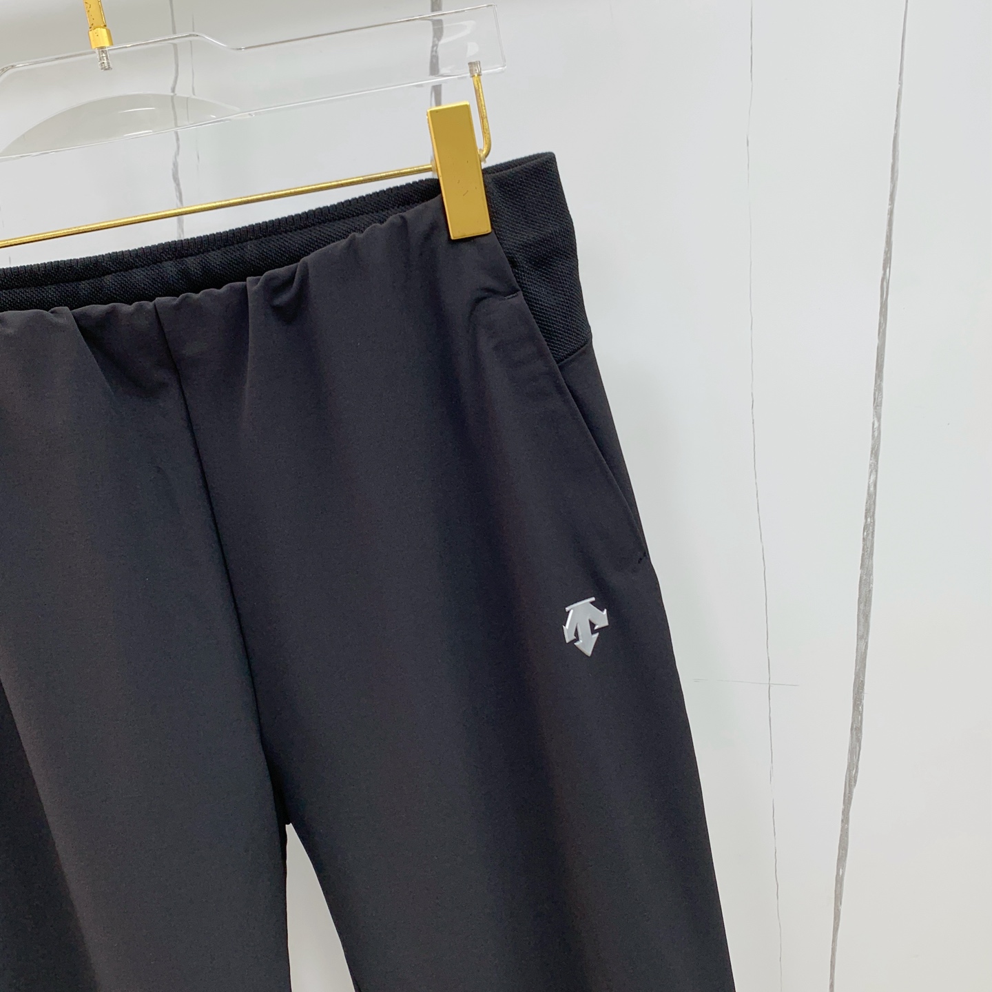 “Re-emergence of High-Quality Fashion Pants in Monochrome Custom Style” - 图片 4
