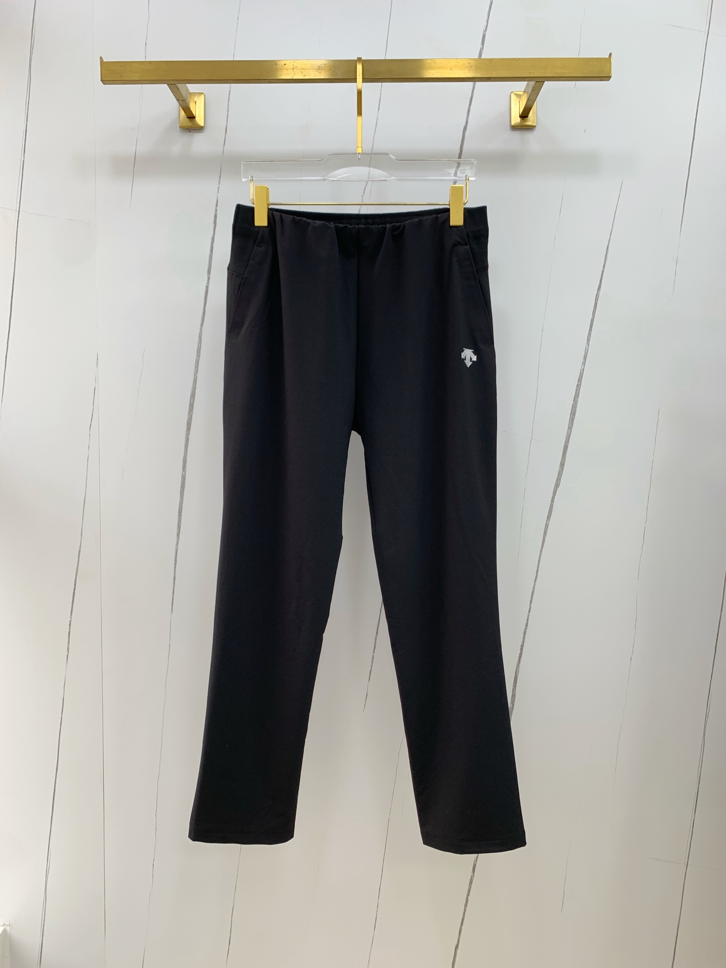 “Re-emergence of High-Quality Fashion Pants in Monochrome Custom Style” - 图片 2