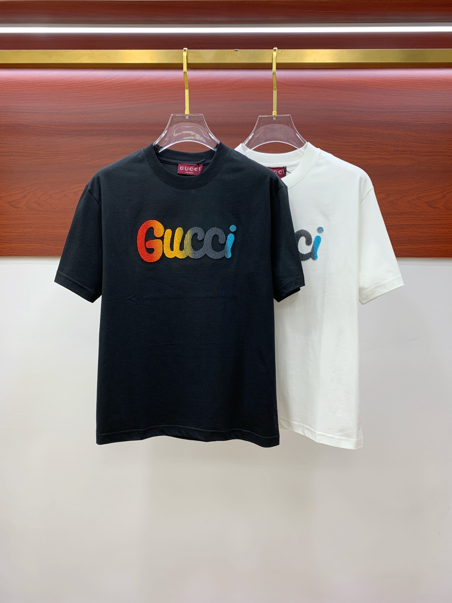 NO:506167,The latest fabric of ss Gucci pure cotton!  Classic logo pattern logo stylish simple trendy short sleeves, the top quality counter original single short sleeves, the top-level production process imported fabric, the unique design of the counter model, using imported high-end customized fabrics. The official website is on sale!  Excellent fabric style, size M-3XL, gucci, T-shirt, alexander wang19860909ss古驰纯棉最新面料！经典标识图案logo时尚简约潮流短袖,最顶级的品质专柜原单短袖,顶级制作工艺进口面料,专柜款独特设计,采用进口高端订制面料.官网在售！面料版型超赞 码数M-3XL,,gucci,T-shirt,alexander wang,Men's clothing