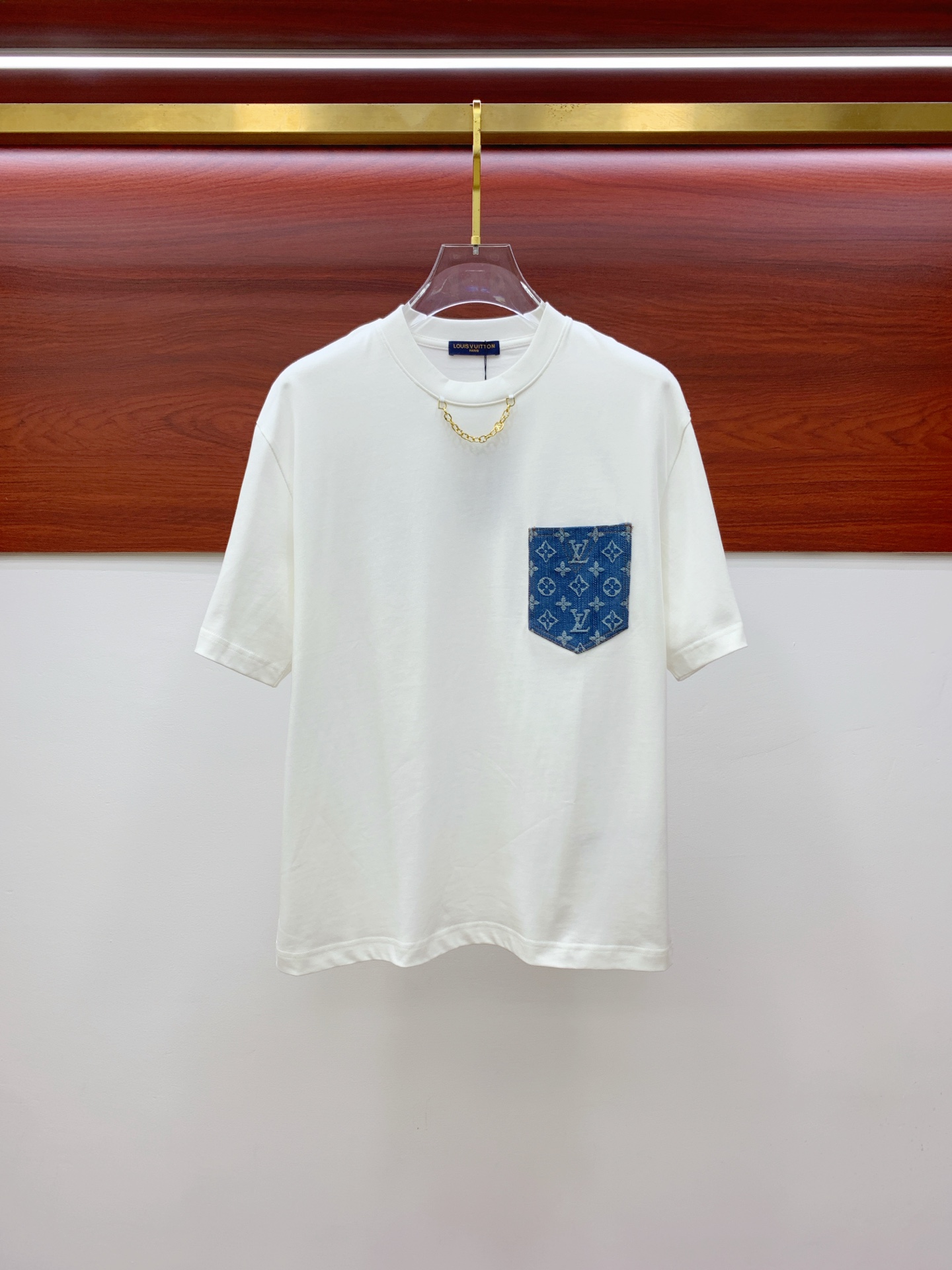 NO:506170,The latest fabric of ssLV pure cotton!  Classic logo pattern logo stylish simple trendy short sleeves, the top quality counter original single short sleeves, the top-level production process imported fabric, the unique design of the counter model, using imported high-end customized fabrics. The official website is on sale!  Excellent fabric style, size M-3XL, louis vuitton, T-shirt, alexander wang19860909ssLV纯棉最新面料！经典标识图案logo时尚简约潮流短袖,最顶级的品质专柜原单短袖,顶级制作工艺进口面料,专柜款独特设计,采用进口高端订制面料.官网在售！面料版型超赞 码数M-3XL,,louis vuitton,T-shirt,alexander wang,Men's clothing