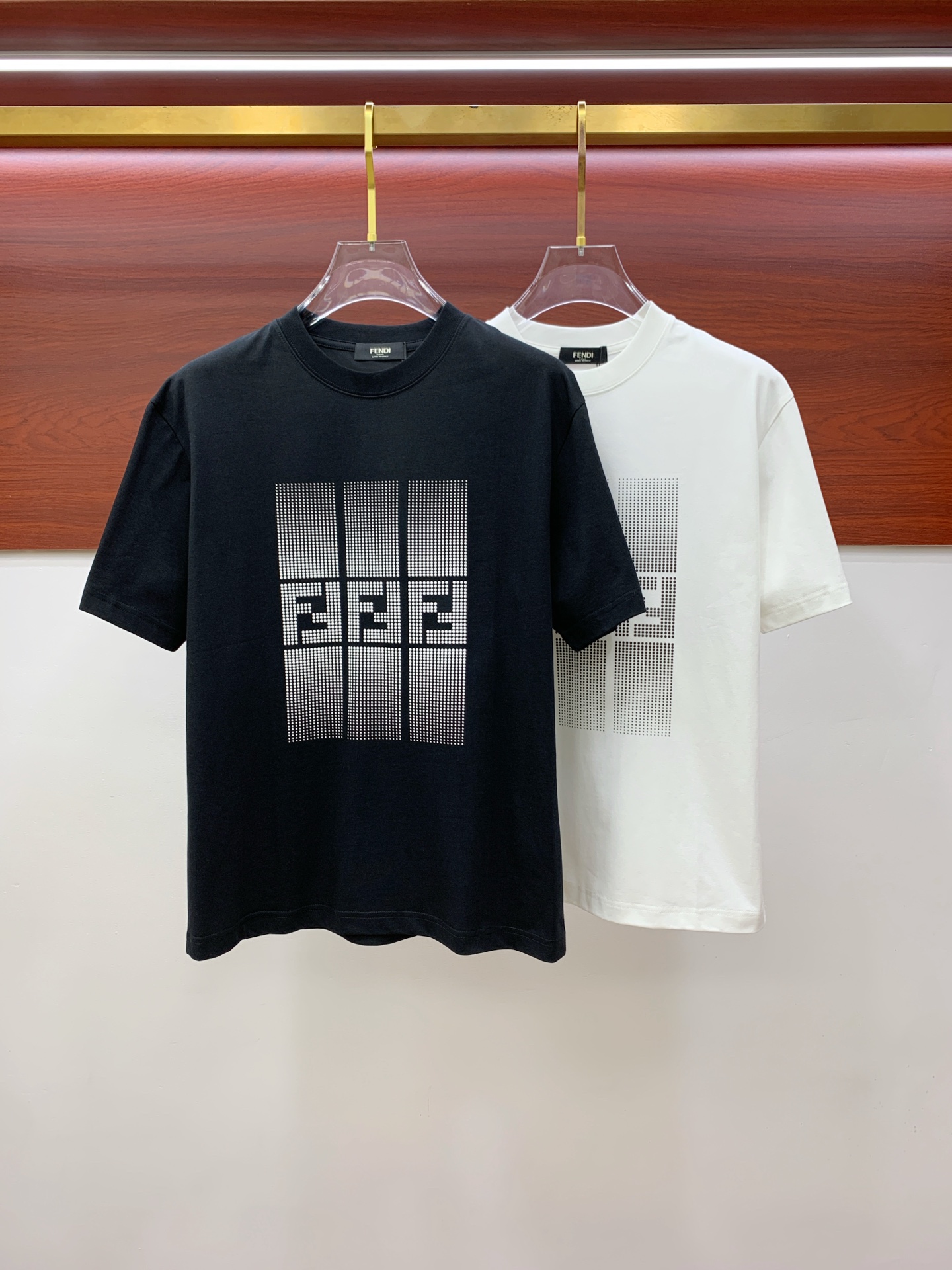 NO:506173,Ss Fendi pure cotton latest fabric!  Classic logo pattern logo stylish simple trendy short sleeves, the top quality counter original single short sleeves, the top-level production process imported fabric, the unique design of the counter model, using imported high-end customized fabrics. The official website is on sale!  Excellent fabric fit M-3XL, fendi, T-shirt, alexander wang19860909ss芬迪纯棉最新面料！经典标识图案logo时尚简约潮流短袖,最顶级的品质专柜原单短袖,顶级制作工艺进口面料,专柜款独特设计,采用进口高端订制面料.官网在售！面料版型超赞 码数M-3XL,,fendi,T-shirt,alexander wang,Men's clothing