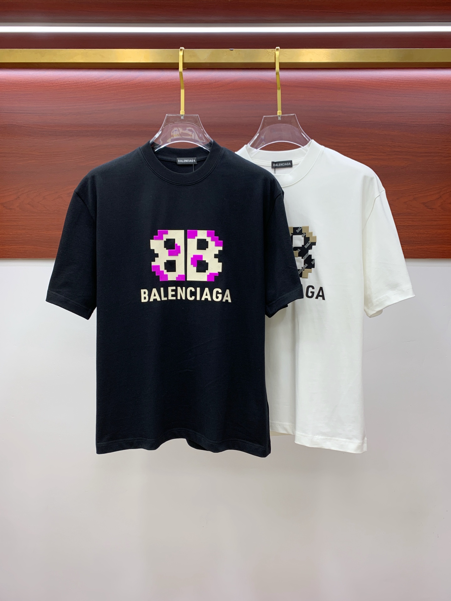 NO:430718,Ss Balenciaga pure cotton latest fabric, classic logo, logo, fashionable, simple and trendy short sleeves, the top quality counter original single short sleeves, top production craft imported fabrics, unique design of the counter model, using imported high-end customized fabrics. The official website is on sale!  Excellent fabric fit, size..Black and white M-2XL,,balenciaga,T-shirt,alexander wang19860909ss巴黎世家纯棉最新面料经典标识图案logo时尚简约潮流短袖,最顶级的品质专柜原单短袖,顶级制作工艺进口面料,专柜款独特设计,采用进口高端订制面料.官网在售！面料版型超赞 码数..黑白色 M-2XL,,balenciaga,T-shirt,alexander wang,Men's clothing
