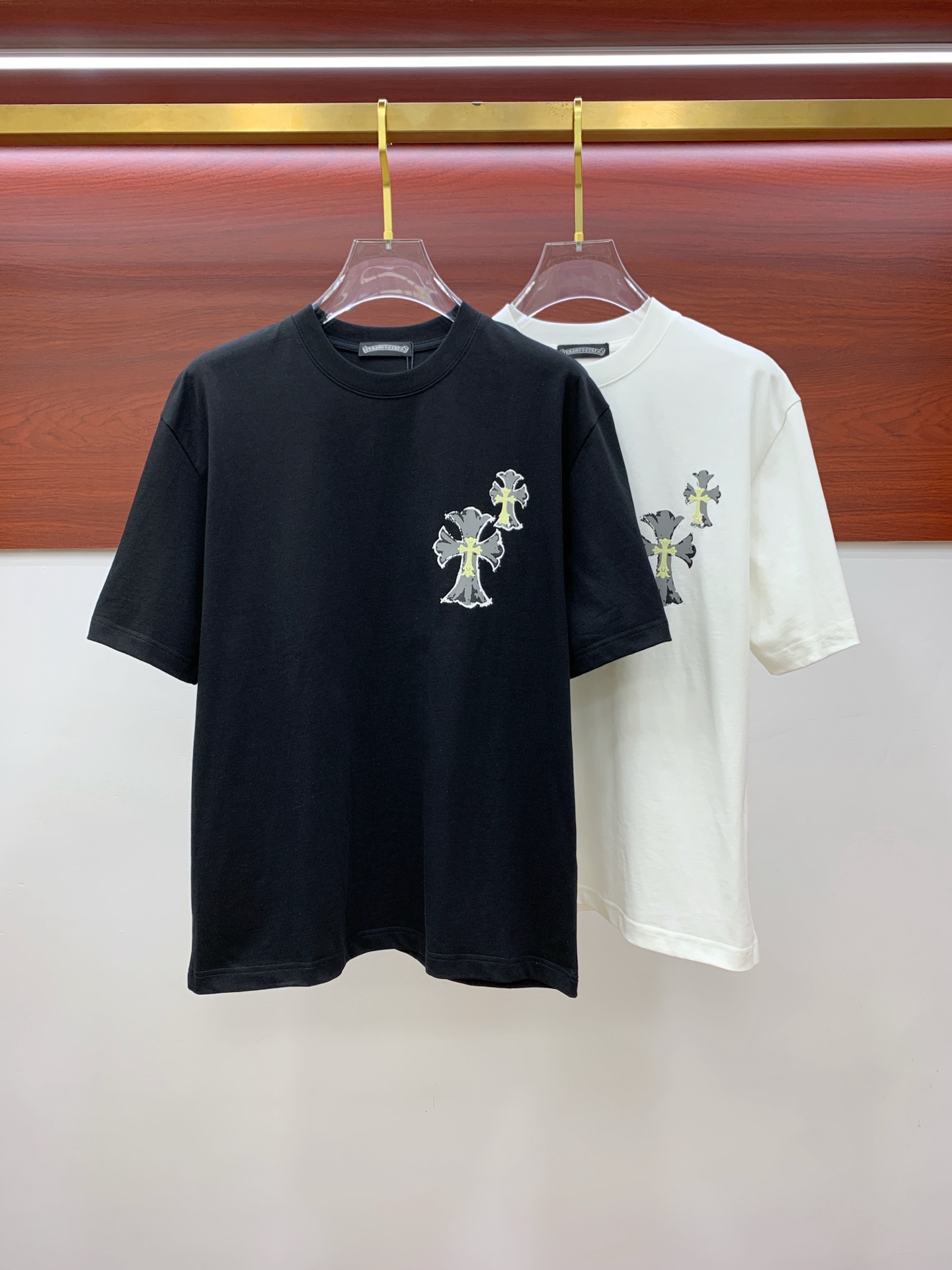 NO:430723,Ss Croxin Pure Cotton’s latest fabric, classic logo, logo, fashionable, simple and trendy short sleeves, the top quality counter original single short sleeves, top-level production craft imported fabrics, unique design of the counter model, using imported high-end customized fabrics. The official website is on sale!  Excellent fabric fit, size..Black and white M-2XL,,chrome hearts,T-shirt,alexander wang19860909ss克罗心纯棉最新面料经典标识图案logo时尚简约潮流短袖,最顶级的品质专柜原单短袖,顶级制作工艺进口面料,专柜款独特设计,采用进口高端订制面料.官网在售！面料版型超赞 码数..黑白色 M-2XL,,chrome hearts,T-shirt,alexander wang,Men's clothing