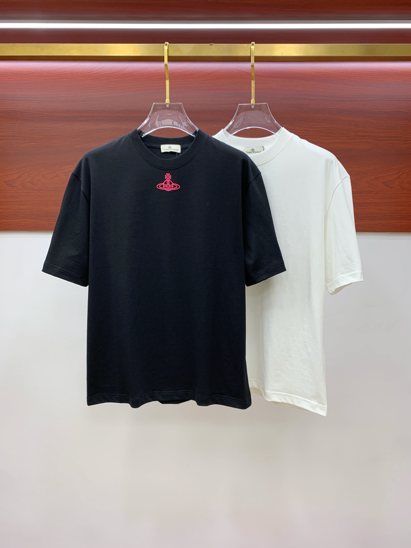 NO:430733,The latest fabric of the Queen Mother of Ss, the classic logo pattern logo, fashionable simple trendy short sleeves, the top quality counter original single short sleeves, the top production process imported fabric, the unique design of the counter model, using imported high-end customized fabrics. The official website is on sale!  Excellent fabric fit, size..Black and white M-2XL,,T-shirt,alexander wang19860909ss西太后纯棉最新面料经典标识图案logo时尚简约潮流短袖,最顶级的品质专柜原单短袖,顶级制作工艺进口面料,专柜款独特设计,采用进口高端订制面料.官网在售！面料版型超赞 码数..黑白色 M-2XL,,T-shirt,alexander wang,Men's clothing