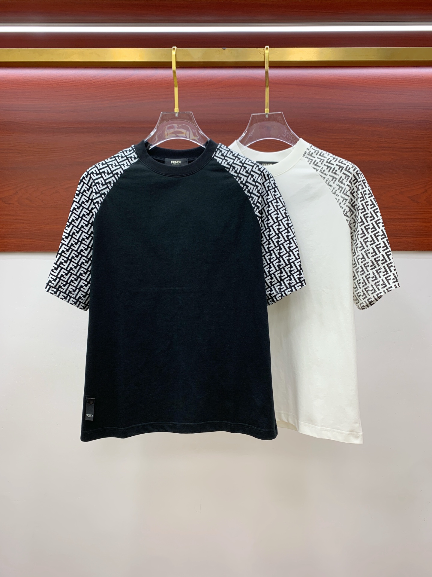 NO:430737,Ss Fendi pure cotton latest fabric classic logo pattern logo fashionable simple trendy short sleeves, the top quality counter original single short sleeves, top production craft imported fabrics, unique design of the counter model, using imported high-end customized fabrics. The official website is on sale!  Excellent fabric pattern, size..Black and white M-2XL,,fendi,T-shirt,alexander wang19860909ss芬迪纯棉最新面料经典标识图案logo时尚简约潮流短袖,最顶级的品质专柜原单短袖,顶级制作工艺进口面料,专柜款独特设计,采用进口高端订制面料.官网在售！面料版型超赞 码数..黑白色 M-2XL,,fendi,T-shirt,alexander wang,Men's clothing