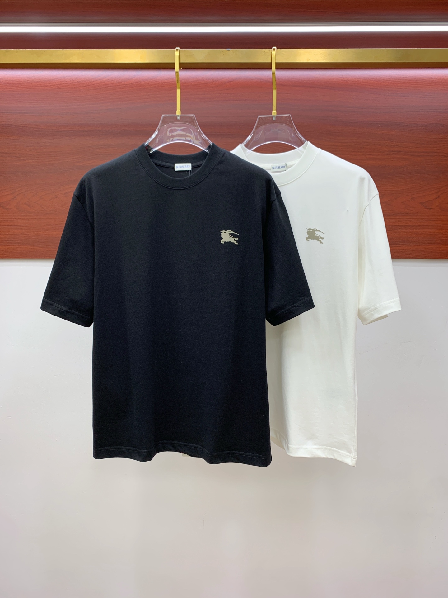 NO:430741,Ss Burberry pure cotton latest fabric classic logo pattern logo fashionable simple trendy short sleeves, top quality counter original single short sleeves, top production craft imported fabrics, unique design of counter style, using imported high-end customized fabrics. The official website is on sale!  Excellent fabric fit, size..Black and white M-2XL, burberry, T-shirt, alexander wang19860909ss巴宝莉纯棉最新面料经典标识图案logo时尚简约潮流短袖,最顶级的品质专柜原单短袖,顶级制作工艺进口面料,专柜款独特设计,采用进口高端订制面料.官网在售！面料版型超赞 码数..黑白色 M-2XL,,burberry,T-shirt,alexander wang,Men's clothing