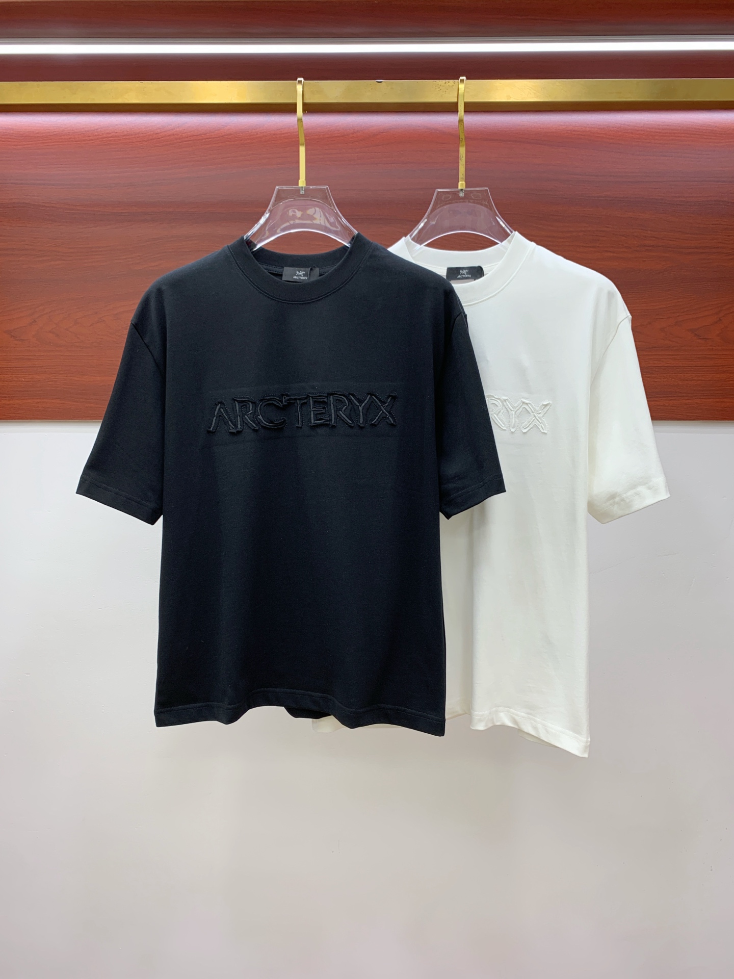 NO:430744,The latest fabric of Ss Archaeoptera pure cotton, classic logo, logo, fashionable, simple and trendy short sleeves, the top quality counter original single short sleeves, the top production process imported fabric, the unique design of the counter model, using imported high-end customized fabrics. The official website is on sale!  Fabric style, size..Black and white M-2XL,arc'teryx,T-shirt,alexander wang19860909ss始祖鸟纯棉最新面料经典标识图案logo时尚简约潮流短袖,最顶级的品质专柜原单短袖,顶级制作工艺进口面料,专柜款独特设计,采用进口高端订制面料.官网在售！面料版型超赞 码数..黑白色 M-2XL,arc'teryx,T-shirt,alexander wang,Men's clothing