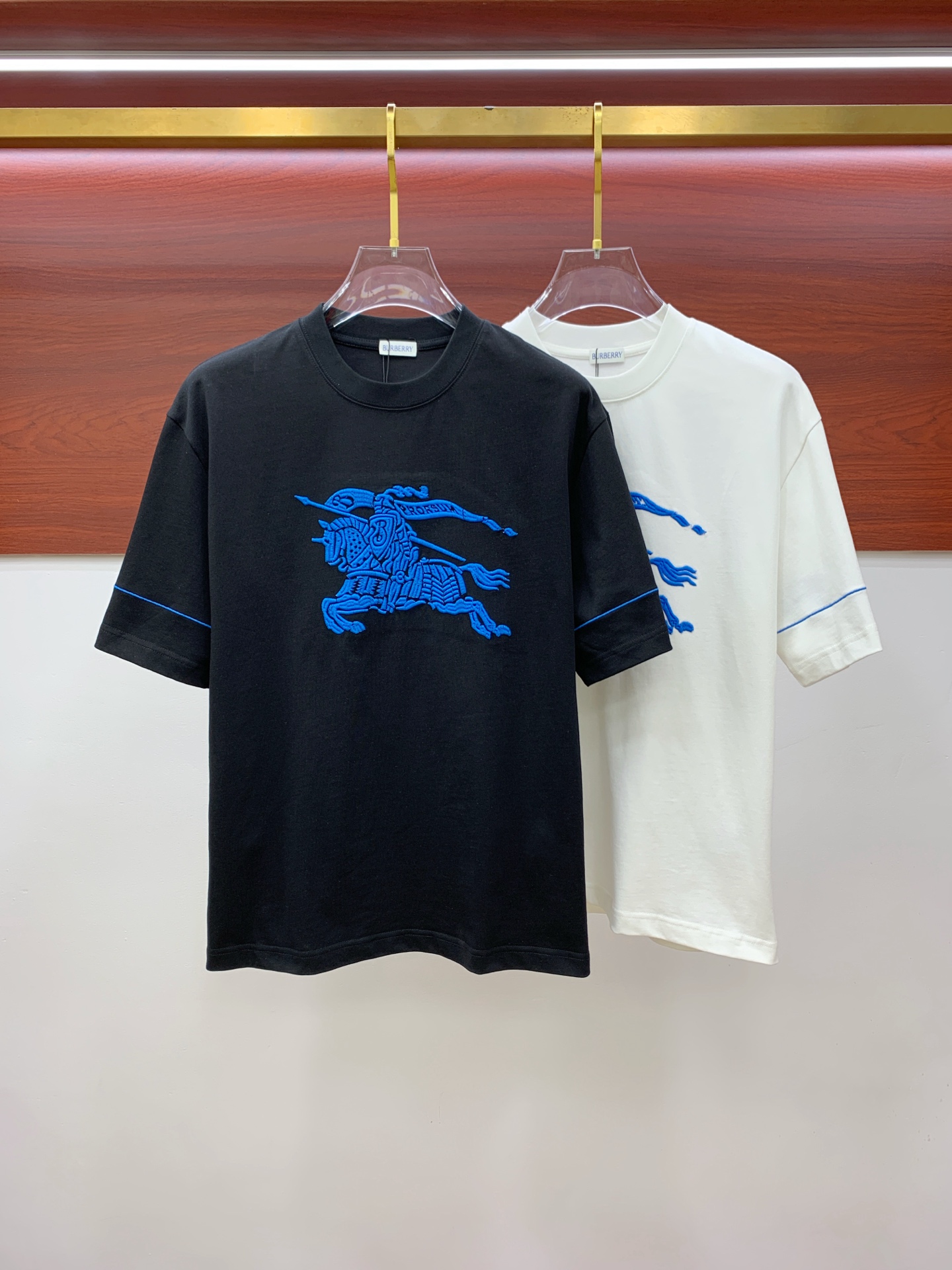 NO:430749,Ss Burberry pure cotton latest fabric classic logo pattern logo fashionable simple trendy short sleeves, top quality counter original single short sleeves, top production craft imported fabrics, unique design of counter style, using imported high-end customized fabrics. The official website is on sale!  Excellent fabric fit, size..Black and white M-2XL, burberry, T-shirt, alexander wang19860909ss巴宝莉纯棉最新面料经典标识图案logo时尚简约潮流短袖,最顶级的品质专柜原单短袖,顶级制作工艺进口面料,专柜款独特设计,采用进口高端订制面料.官网在售！面料版型超赞 码数..黑白色 M-2XL,,burberry,T-shirt,alexander wang,Men's clothing