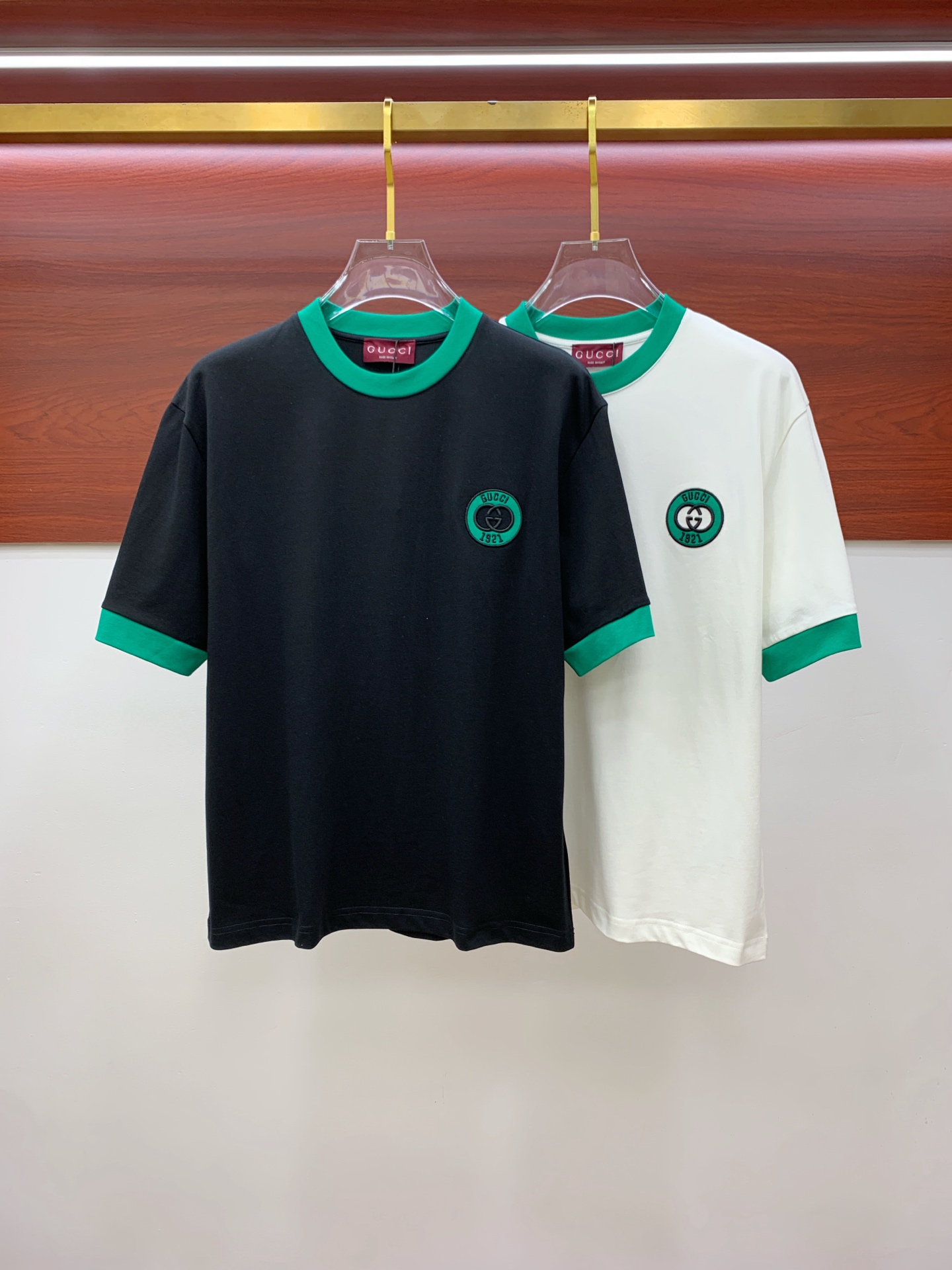 NO:430754,Ss Gucci pure cotton latest fabric classic logo pattern logo fashionable simple trendy short sleeves, top quality counter original single short sleeves, top production craft imported fabrics, unique design of counter style, using imported high-end customized fabrics. The official website is on sale!  Excellent fabric fit, size..Black and white M-2XL, gucci, T-shirt, alexander wang19860909ss古驰纯棉最新面料经典标识图案logo时尚简约潮流短袖,最顶级的品质专柜原单短袖,顶级制作工艺进口面料,专柜款独特设计,采用进口高端订制面料.官网在售！面料版型超赞 码数..黑白色 M-2XL,,gucci,T-shirt,alexander wang,Men's clothing