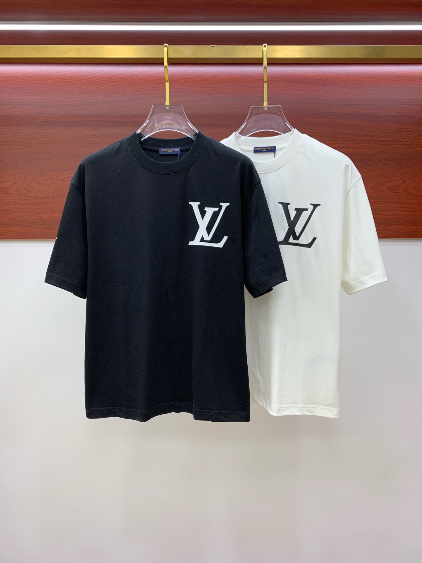 NO:430764,The latest ssLV pure cotton fabric, classic logo, logo, fashionable, simple and trendy short sleeves, the top quality counter original single short sleeves, the top production process imported fabric, the unique design of the counter model, using imported high-end customized fabrics. The official website is on sale!  Fabric style, size..Black and white M-2XL,,louis vuitton,T-shirt,alexander wang19860909ssLV纯棉最新面料经典标识图案logo时尚简约潮流短袖,最顶级的品质专柜原单短袖,顶级制作工艺进口面料,专柜款独特设计,采用进口高端订制面料.官网在售！面料版型超赞 码数..黑白色 M-2XL,,louis vuitton,T-shirt,alexander wang,Men's clothing