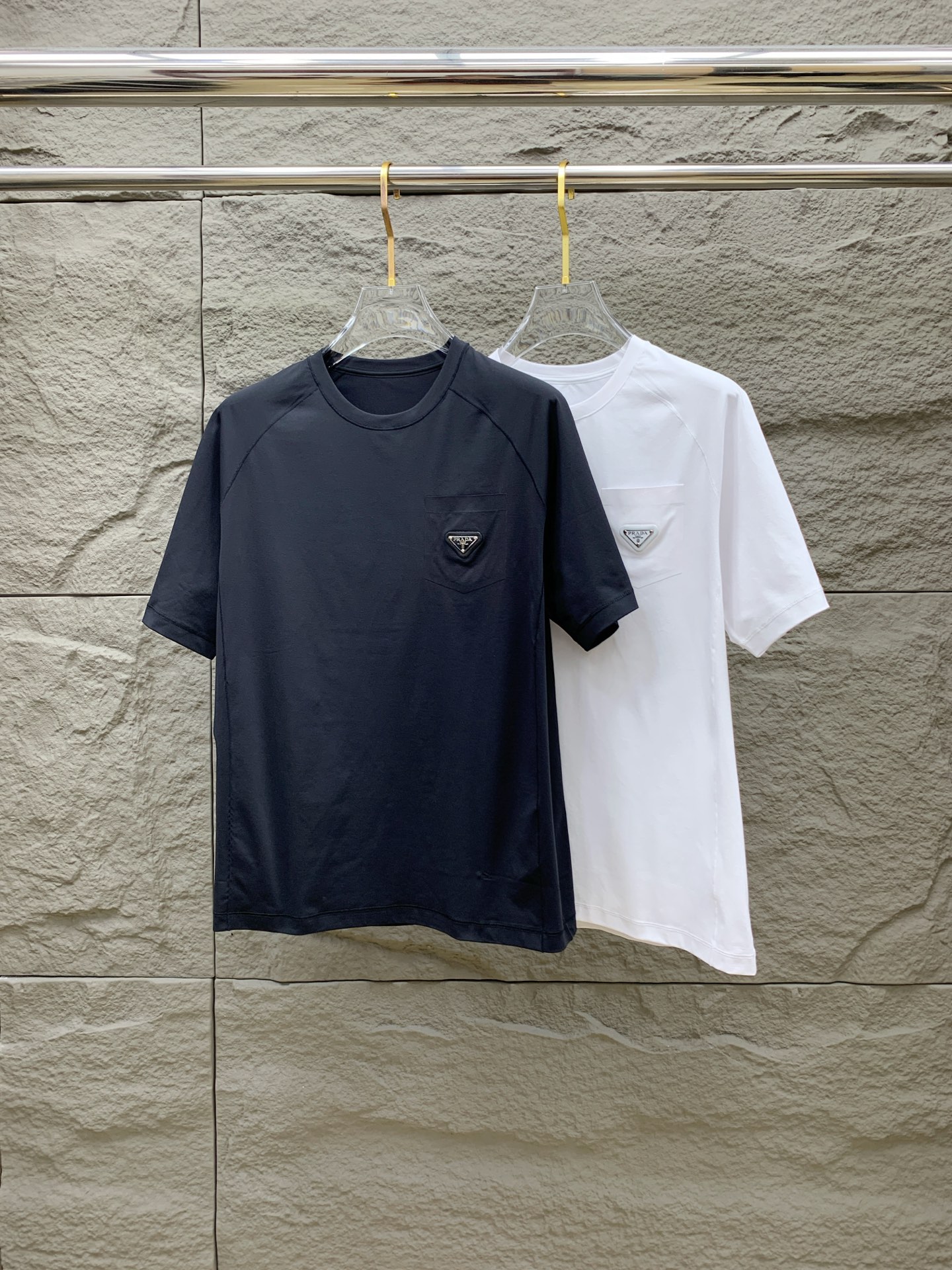 NO:445761,Ss Prada pure cotton latest fabric classic logo pattern logo fashionable simple trendy short sleeves, top quality counter original single short sleeves, top production craft imported fabrics, unique design of counter style, using imported high-end customized fabrics. The official website is on sale!  Excellent fabric size..M-3XL, prada, T-shirt, alexander wang19860909ss普拉达纯棉最新面料经典标识图案logo时尚简约潮流短袖,最顶级的品质专柜原单短袖,顶级制作工艺进口面料,专柜款独特设计,采用进口高端订制面料.官网在售！面料版型超赞 码数..M-3XL,,prada,T-shirt,alexander wang,Men's clothing