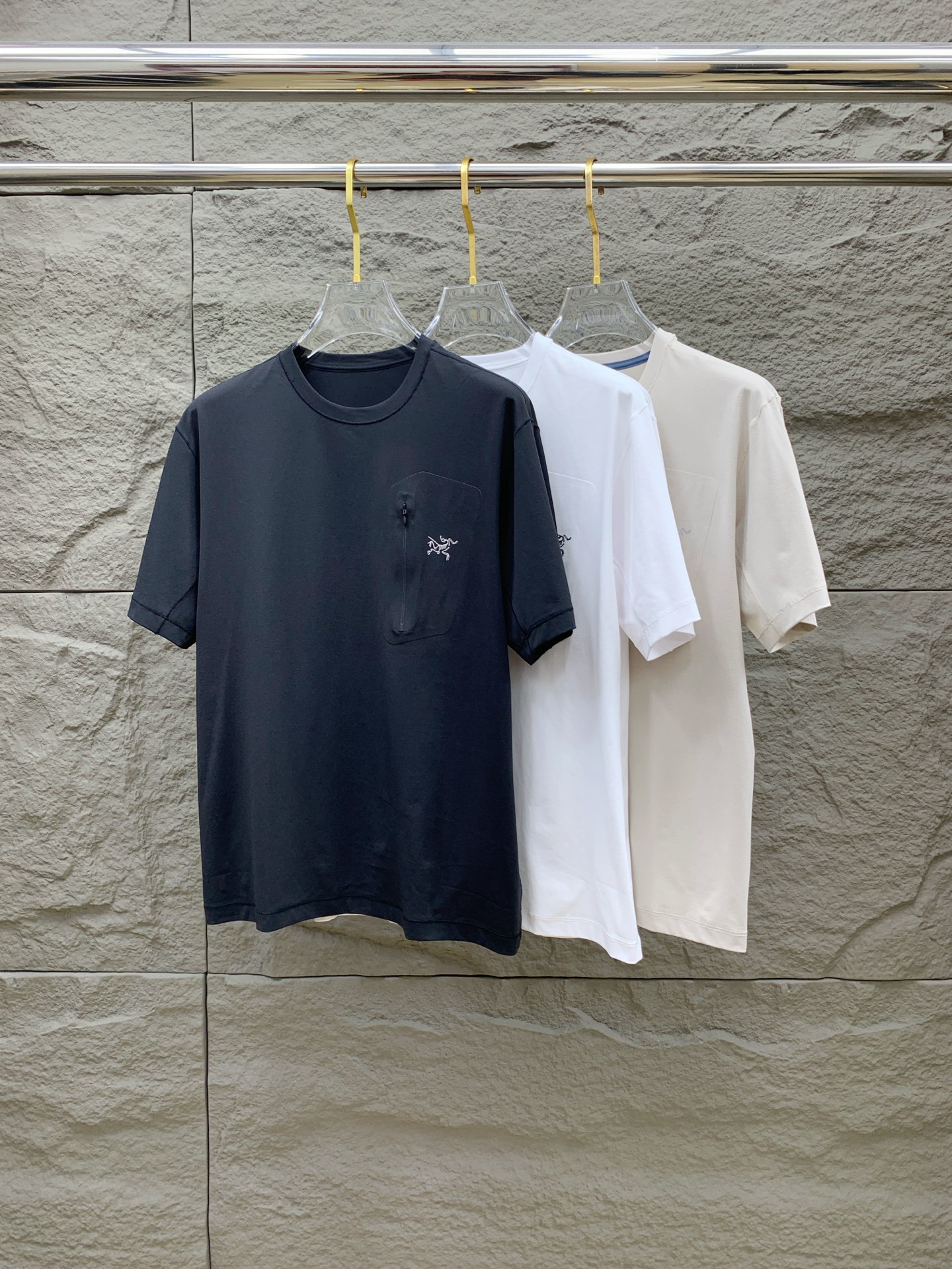 NO:445769,The latest fabric of Ss Archaeoptera pure cotton, classic logo, logo, fashionable, simple and trendy short sleeves, the top quality counter original single short sleeves, the top production process imported fabric, the unique design of the counter model, using imported high-end customized fabrics. The official website is on sale!  Excellent fabric fitting..M-3XL,arc'teryx,T-shirt,alexander wang19860909ss始祖鸟纯棉最新面料经典标识图案logo时尚简约潮流短袖,最顶级的品质专柜原单短袖,顶级制作工艺进口面料,专柜款独特设计,采用进口高端订制面料.官网在售！面料版型超赞 码数..M-3XL,arc'teryx,T-shirt,alexander wang,Men's clothing