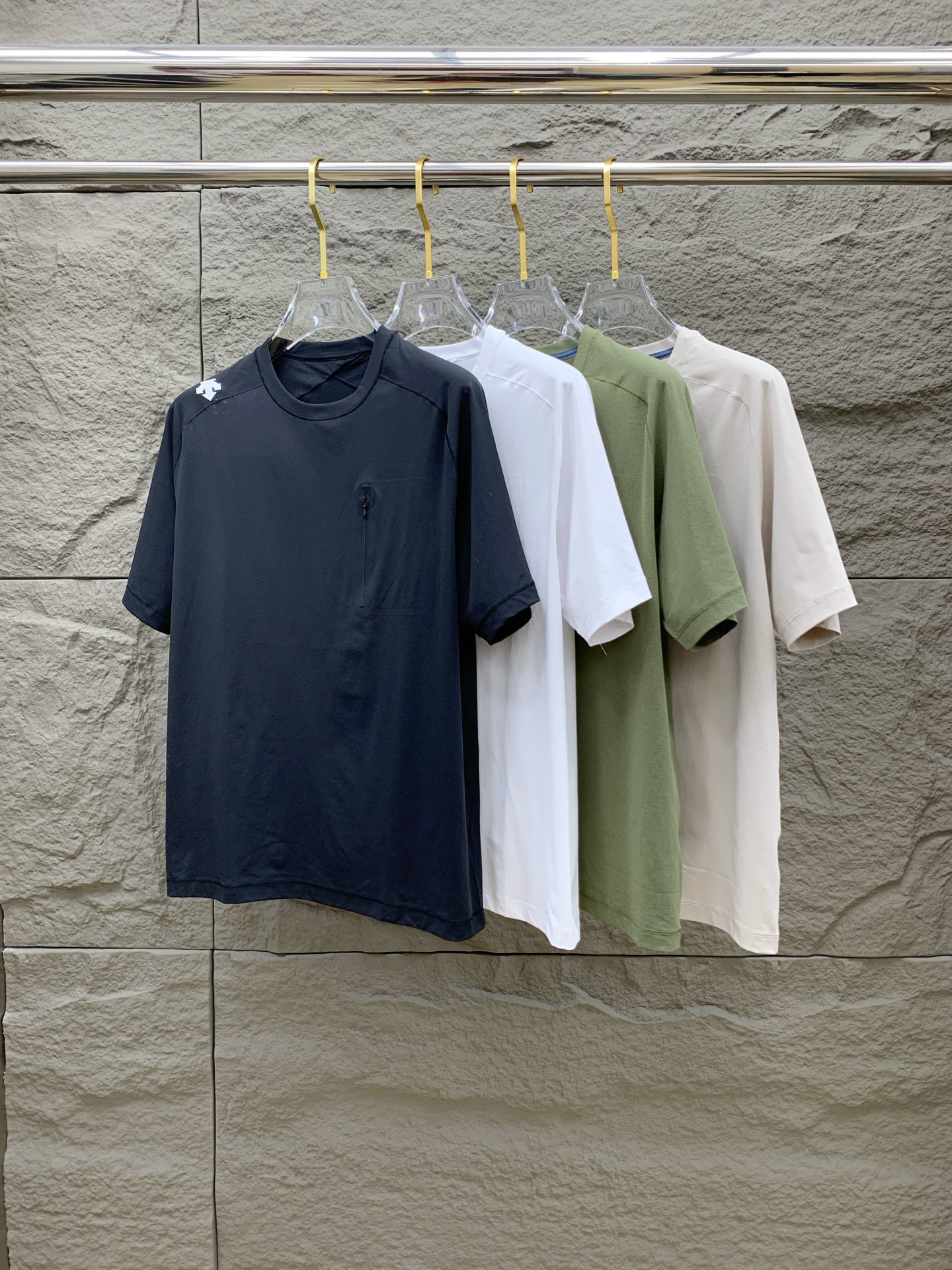 NO:445777,Ss DiSante pure cotton latest fabric classic logo pattern logo fashionable simple trendy short sleeves, the top quality counter original single short sleeves, top production craft imported fabrics, unique design of the counter model, using imported high-end customized fabrics. The official website is on sale!  Excellent fabric pattern..M-3XL, T-shirt,alexander wang19860909ss迪桑特纯棉最新面料经典标识图案logo时尚简约潮流短袖,最顶级的品质专柜原单短袖,顶级制作工艺进口面料,专柜款独特设计,采用进口高端订制面料.官网在售！面料版型超赞 码数..M-3XL,,T-shirt,alexander wang,Men's clothing