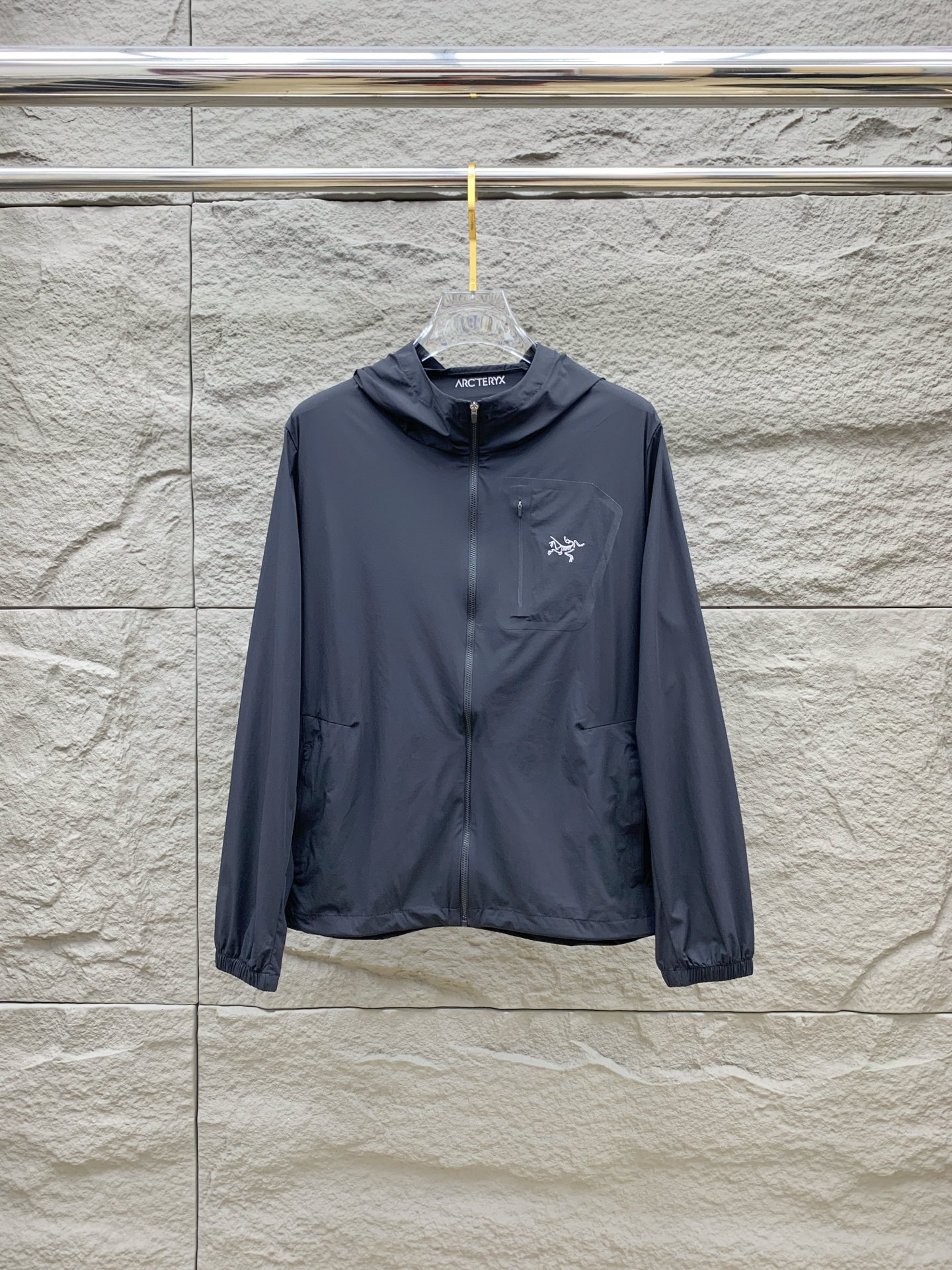 NO:445786,[New Product] Archaeopteryx channel quality. 2025ss Spring and Summer New Sportswear Jacket Sunscreen Jacket!  The sunscreen clothes are classic and add a sense of fashion that keeps pace with the times, and the best choice for handsome men and beautiful women. The new lightweight silk fiber nylon fabric is light and breathable, and the quilting and weaving technology creates the unique thin strip structural details of the fabric, which is delicate and exquisite. It effectively prevents ultraviolet radiation, is excellent in breathability, and is comfortable and skin-friendly. The zipper opening and closing placket and the standing collar design adds a sense of value. The chest logo print highlights the brand's characteristics. The elastic and close details of the cuffs and hem are neat and detailed to add a new and avant-garde fashion sense. Bal*nci*ga  Tracksui's new high-end series creates the best sports and leisure system and the most convenient and comfortable feeling. It is made of polyester fiber fabric, perfect light nylon style. It is different from the general rough nylon texture, with smooth and delicate texture, light and comfortable. The aesthetic division and cutting process of both inside and outside always maintains a perfect sports and fashionable versatile shape. Pay more attention to sports design and versatile items! The logo design has a flawless craft mechanism, thick and full, soft and three-dimensional and not stiff, showing a low-key fashionable sports style. Code M-3XL, arc'teryx, jackets & coats, jackets & coats, alexander wang19860909【新品】始祖鸟渠道精品.2025ss春夏新款运动服夹克防晒服外套！防晒衣经典之余增添了与时俱进的时尚感,型男靓女的最佳选择.新型轻量绢丝纤维尼龙面料,轻盈透气,绗缝密织技术造就面料的独有细条状结构细节,细腻精致.有效防止紫外线辐射,透气性绝佳,舒畅亲肤.拉链开合门襟,立领设计平添价值感取向.胸口标识印花彰显品牌特色.袖口,下摆弹力收口细节工整细致增添新锐前卫时尚感.Bal*nci*ga Tracksui全新高端系列作品,缔造最为出色的运动休闲体系,最为便捷舒适的感受.客供聚酯纤维面料打造,完美的轻质尼龙款.区别于一般的粗质尼龙质,手感质感顺滑细腻,轻盈舒适.内外兼具的美感分割裁剪工艺,时刻保持完美的运动时尚百搭造型.更加的注重运动化设计百搭单品!标识徽标设计拥有完美无瑕的工艺机制,厚实饱满,柔软立体不生硬,彰显低调的时尚运动风格.码数M-3XL,arc'teryx,jackets & coats,jackets & coats,alexander wang,Men's clothing