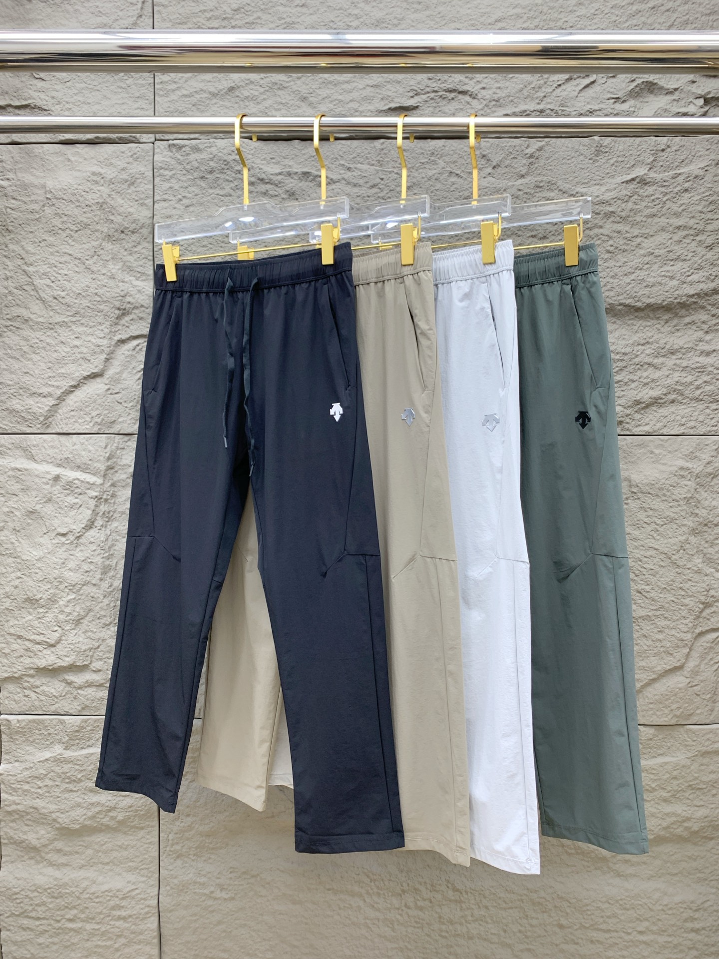 NO:445792,The Golden Dian DiSant Spring and Summer 25ss casual pants in the Golden Dian are reappearing, the original customized high-quality fashionable casual pants are super versatile. Exclusive custom fabric, quite wide and stylish, close and comfortable. The latest hardware and accessories of the original custom counter. Super beautiful style, the upper body makes the legs look slender, the inner and the wiring are impeccable. You can attend any occasion. Once again, it is emphasized that the fabric is very, very classy! Code number M-4XL, alexander wang19860909迪桑特春夏25ss休闲裤金典再次出现,原单订制高品质时尚休闲裤.超级百搭款.独家定制面料,挺阔有型,贴身舒适.原版定制专柜最新五金辅料.超靓版型、上身显腿修长,內里,走线都无可挑剔,任何场合都可出席,再次强调面料非常非常显档次！码数 M-4XL,,alexander wang,Men's clothing