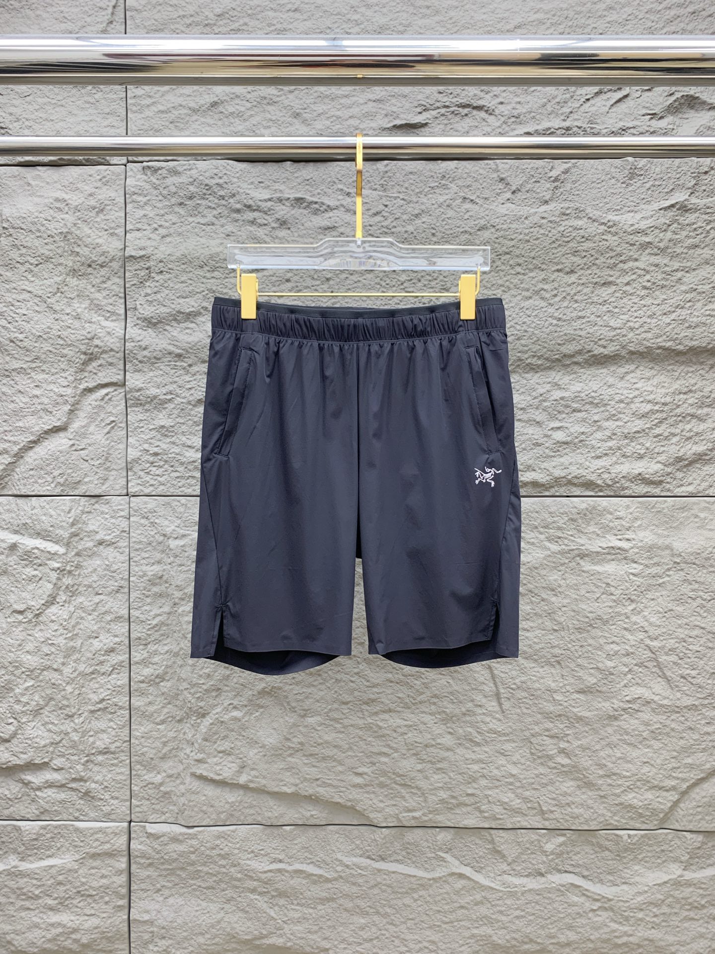 NO:445800,Archaeopteryx has complete three standards. 2025 summer new men's casual shorts, high-end custom fabric breathable fabric, extremely breathable, elastic and comfortable, impeccable details, top-level auxiliary materials, original logo design concept, delicate and soft feel!  The upper body style is excellent!  Size M-3Xl,arc'teryx,shorts,alexander wang19860909始祖鸟三标齐全 2025夏季新款男士休闲短裤,高级定制面料透气面料 透气弹力舒适度极高,细节无可挑剔,顶级辅料配备,原版logo设计理念,手感细腻柔软！上身版型超赞！尺码M-3Xl,arc'teryx,shorts,alexander wang,Men's clothing
