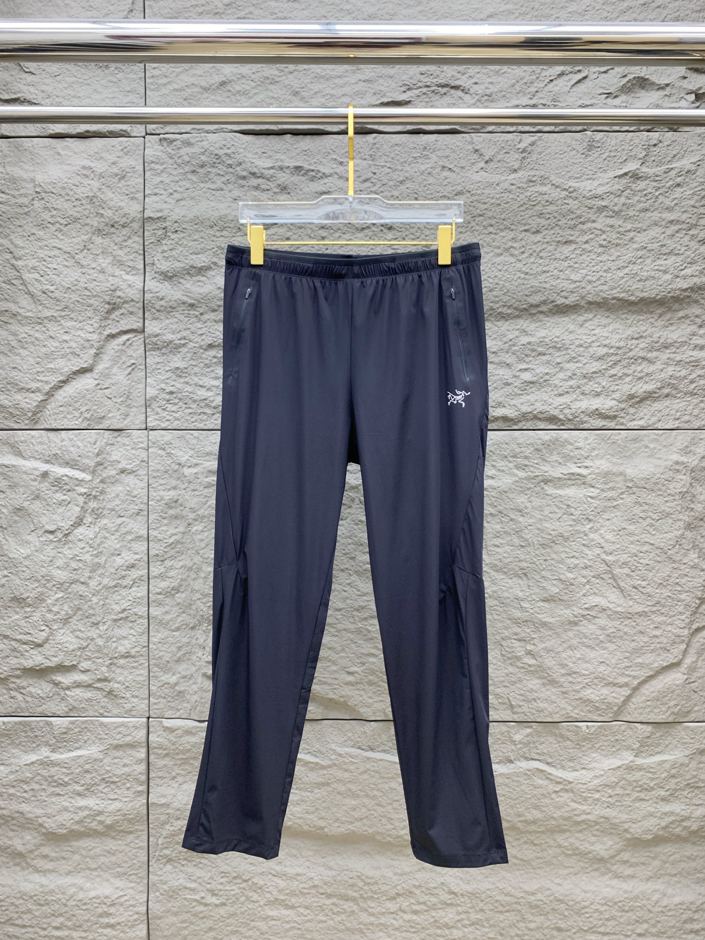 NO:445809,Archaeoptera bird spring and summer 25ss casual pants gold dial appears again, the original customized high-quality fashionable casual pants are super versatile. Exclusive custom fabric, quite wide and stylish, close and comfortable. The latest hardware and accessories of the original custom counter. Super beautiful style, the upper body makes the legs look slender, the inner and the line is impeccable. You can attend any occasion. Once again, the fabric is very, very classy! Code number M-3XL,arc'teryx,alexander wang19860909始祖鸟春夏25ss休闲裤金典再次出现,原单订制高品质时尚休闲裤.超级百搭款.独家定制面料,挺阔有型,贴身舒适.原版定制专柜最新五金辅料.超靓版型、上身显腿修长,內里,走线都无可挑剔,任何场合都可出席,再次强调面料非常非常显档次！码数 M-3XL,arc'teryx,alexander wang,Men's clothing