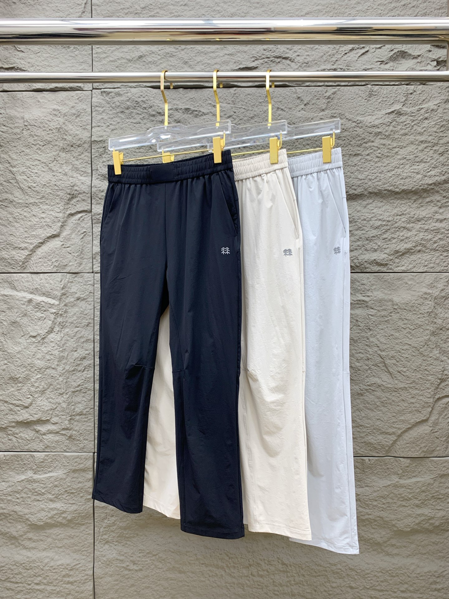 P克隆春夏25ss休闲裤金典再次出现，原单订制高品质时尚休闲裤。超级百搭款。独家定制面料，挺阔有型，贴身