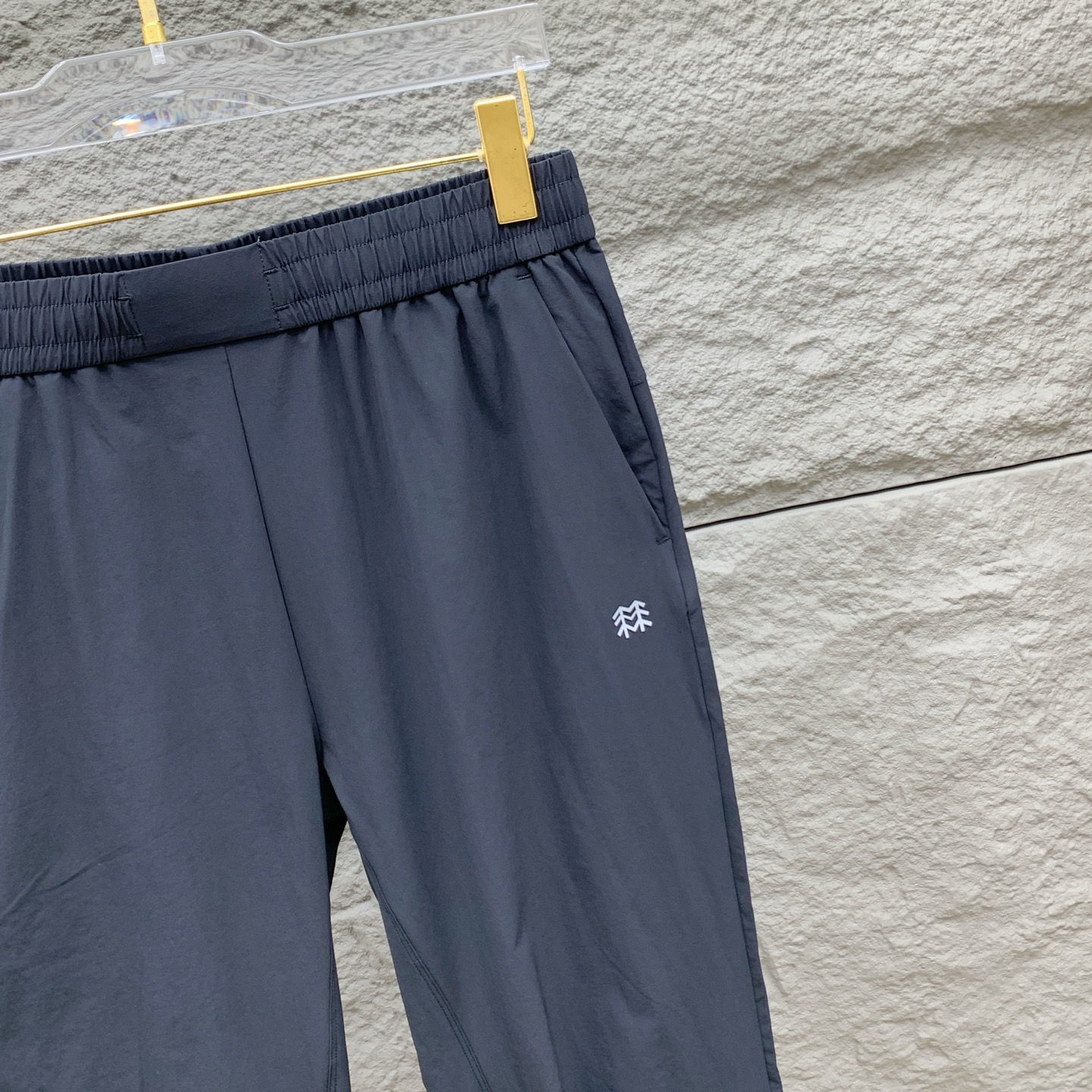 P克隆春夏25ss休闲裤金典再次出现，原单订制高品质时尚休闲裤。超级百搭款。独家定制面料，挺阔有型，贴身