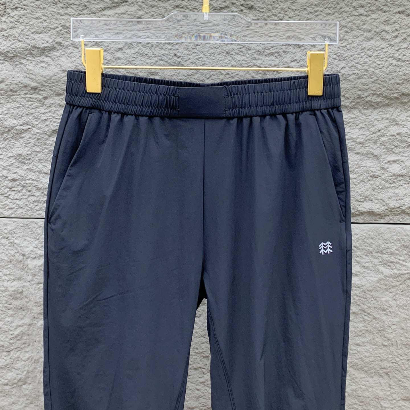 P克隆春夏25ss休闲裤金典再次出现，原单订制高品质时尚休闲裤。超级百搭款。独家定制面料，挺阔有型，贴身