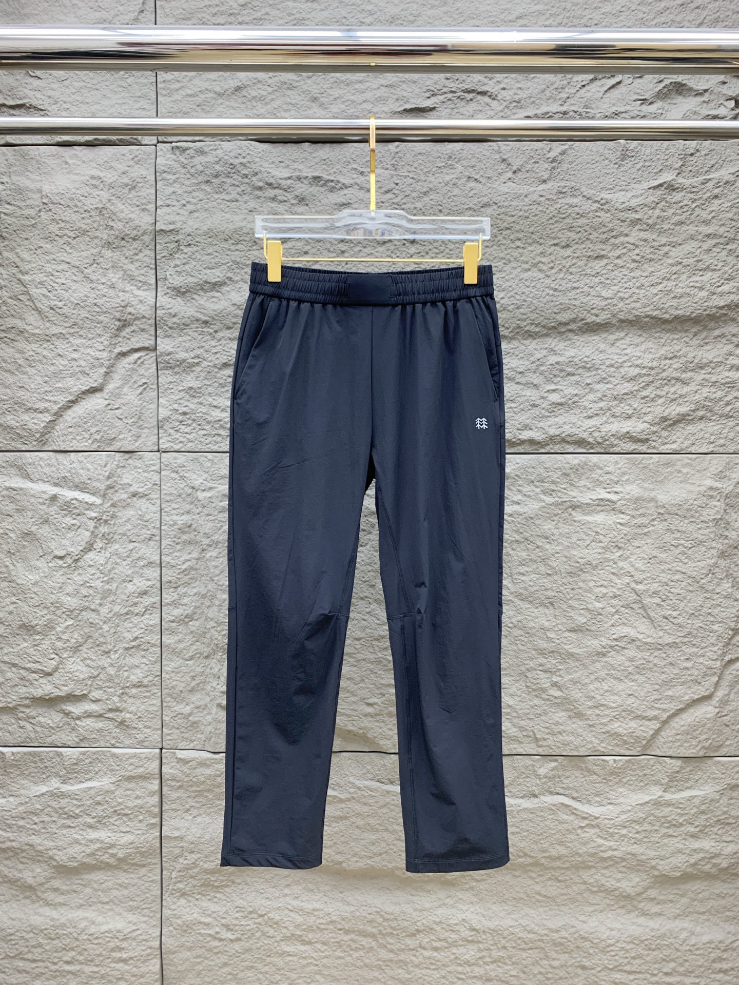 P克隆春夏25ss休闲裤金典再次出现，原单订制高品质时尚休闲裤。超级百搭款。独家定制面料，挺阔有型，贴身