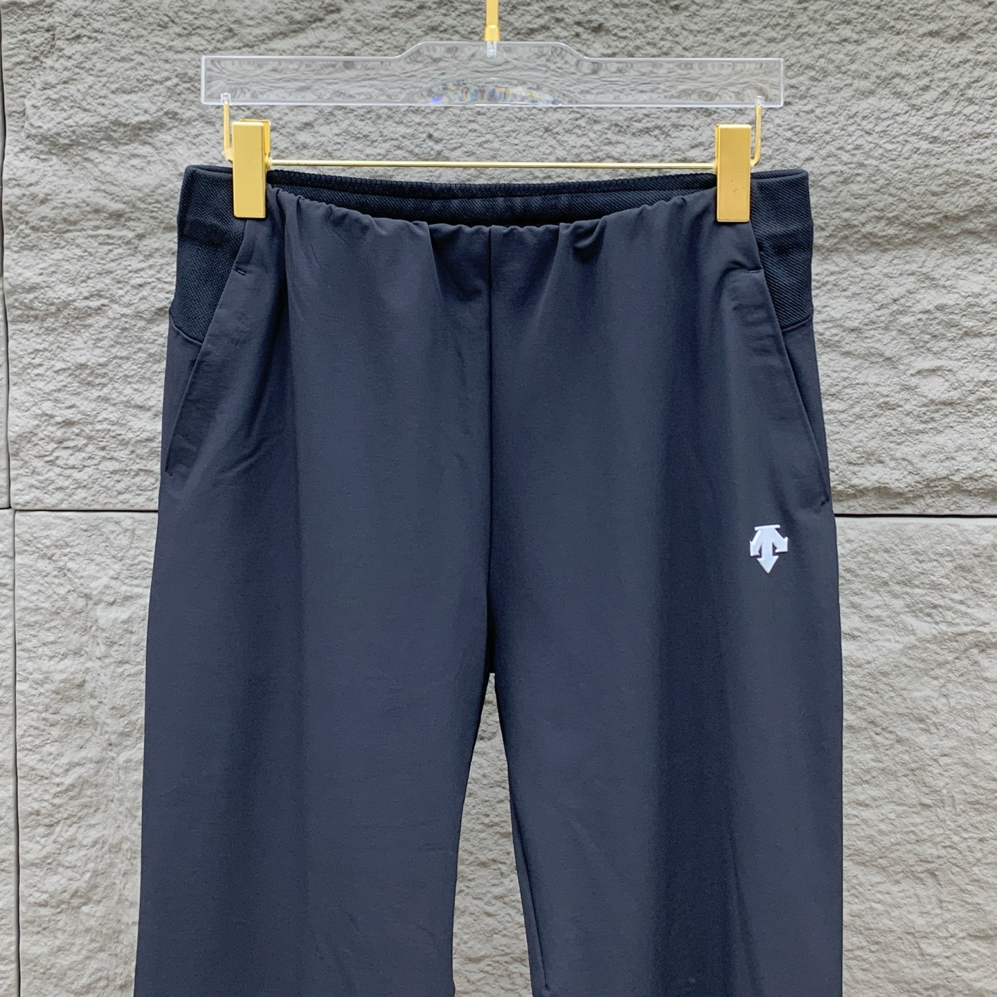 P迪桑特春夏25ss休闲裤金典再次出现，原单订制高品质时尚休闲裤。超级百搭款。独家定制面料，挺阔有型，贴
