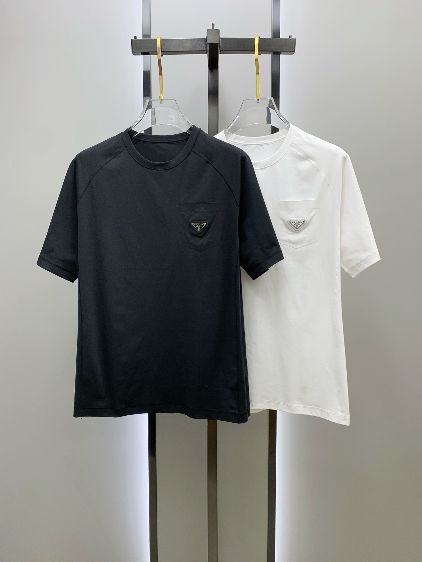 NO:430719,Ss Prada pure cotton latest fabric classic logo pattern logo fashionable simple trendy short sleeves, top quality counter original single short sleeves, top production craft imported fabrics, unique design of counter style, using imported high-end customized fabrics. The official website is on sale!  Excellent fabric size..M-3XL, prada, T-shirt, alexander wang19860909ss普拉达纯棉最新面料经典标识图案logo时尚简约潮流短袖,最顶级的品质专柜原单短袖,顶级制作工艺进口面料,专柜款独特设计,采用进口高端订制面料.官网在售！面料版型超赞 码数..M-3XL,,prada,T-shirt,alexander wang,Men's clothing