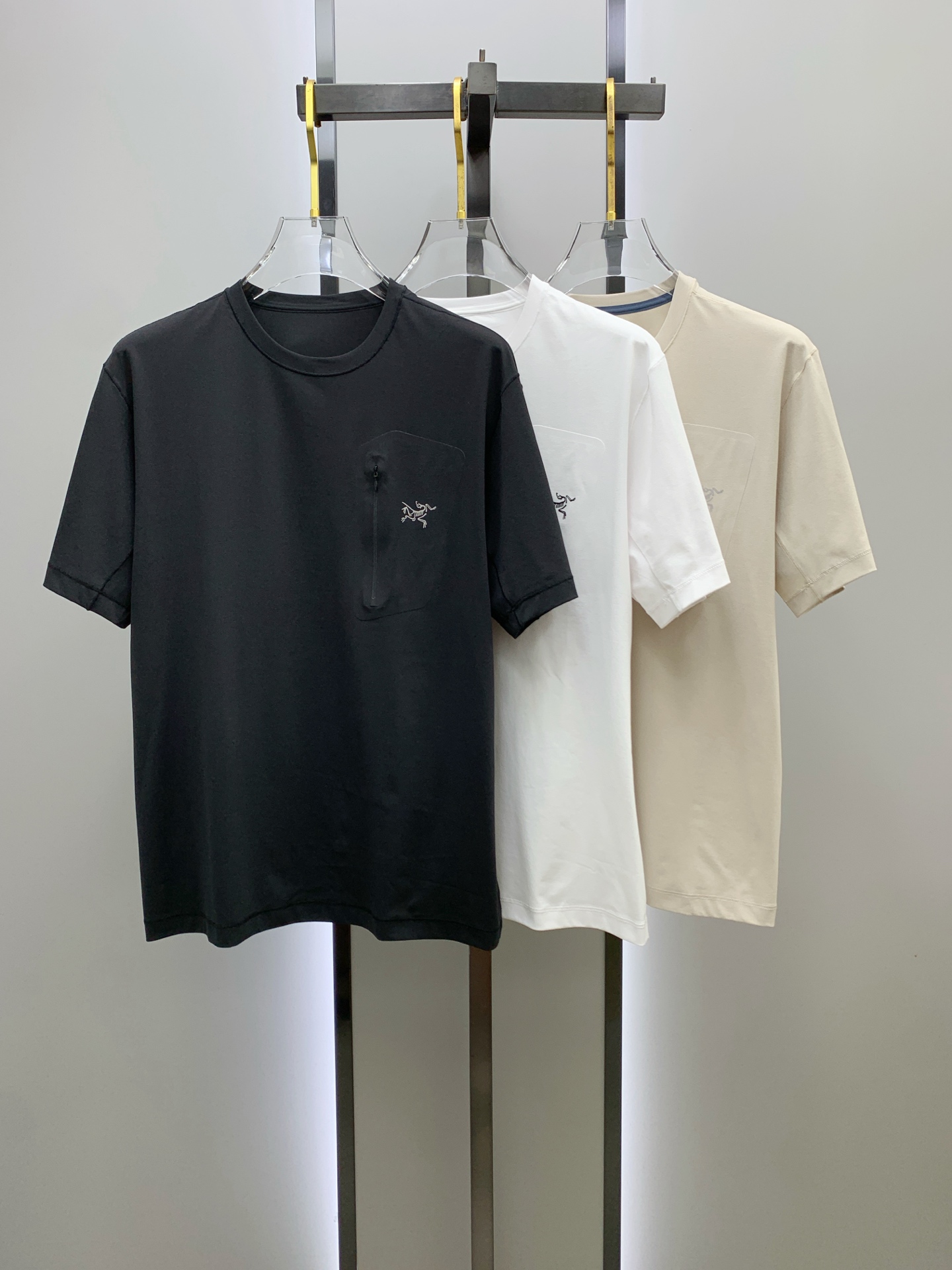 NO:430724,The latest fabric of Ss Archaeoptera pure cotton, classic logo, logo, fashionable, simple and trendy short sleeves, the top quality counter original single short sleeves, the top production process imported fabric, the unique design of the counter model, using imported high-end customized fabrics. The official website is on sale!  Excellent fabric fitting..M-3XL,arc'teryx,T-shirt,alexander wang19860909ss始祖鸟纯棉最新面料经典标识图案logo时尚简约潮流短袖,最顶级的品质专柜原单短袖,顶级制作工艺进口面料,专柜款独特设计,采用进口高端订制面料.官网在售！面料版型超赞 码数..M-3XL,arc'teryx,T-shirt,alexander wang,Men's clothing