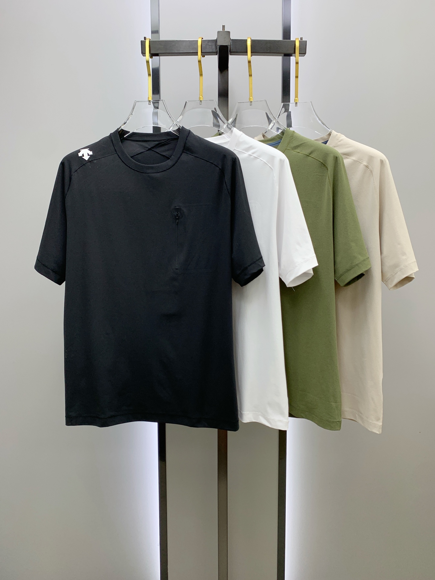 NO:430729,Ss DiSante pure cotton latest fabric classic logo pattern logo fashionable simple trendy short sleeves, the top quality counter original single short sleeves, top production craft imported fabrics, unique design of the counter model, using imported high-end customized fabrics. The official website is on sale!  Excellent fabric pattern..M-3XL, T-shirt,alexander wang19860909ss迪桑特纯棉最新面料经典标识图案logo时尚简约潮流短袖,最顶级的品质专柜原单短袖,顶级制作工艺进口面料,专柜款独特设计,采用进口高端订制面料.官网在售！面料版型超赞 码数..M-3XL,,T-shirt,alexander wang,Men's clothing