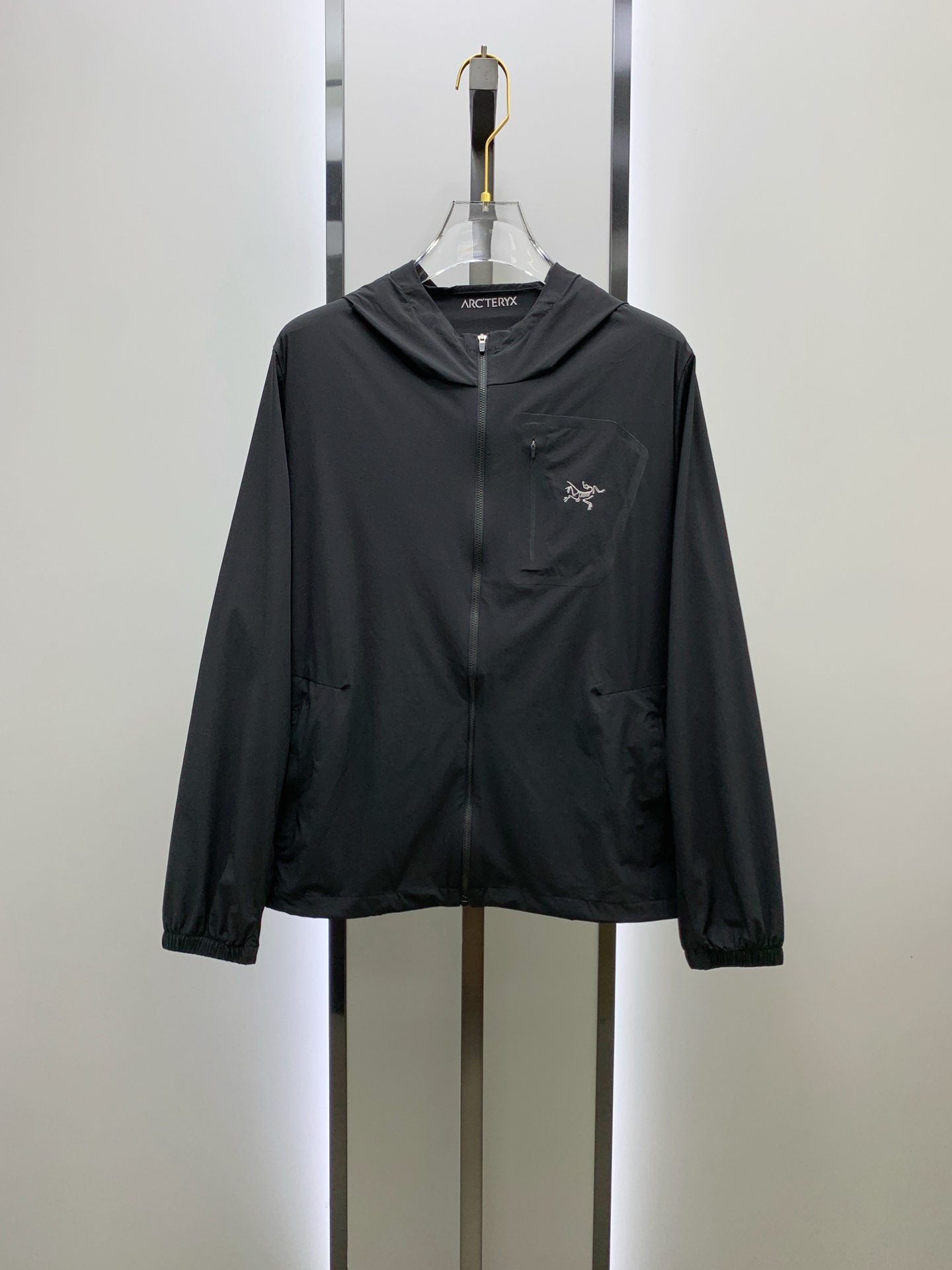 NO:430734,[New Product] Archaeopteryx channel quality. 2025ss Spring and Summer New Sportswear Jacket Sunscreen Jacket!  The sunscreen clothes are classic and add a sense of fashion that keeps pace with the times, and the best choice for handsome men and beautiful women. The new lightweight silk fiber nylon fabric is light and breathable, and the quilting and weaving technology creates the unique thin strip structural details of the fabric, which is delicate and exquisite. It effectively prevents ultraviolet radiation, is excellent in breathability, and is comfortable and skin-friendly. The zipper opening and closing placket and the standing collar design adds a sense of value. The chest logo print highlights the brand's characteristics. The elastic and close details of the cuffs and hem are neat and detailed to add a new and avant-garde fashion sense. Bal*nci*ga  Tracksui's new high-end series creates the best sports and leisure system and the most convenient and comfortable feeling. It is made of polyester fiber fabric, perfect light nylon style. It is different from the general rough nylon texture, with smooth and delicate texture, light and comfortable. The aesthetic division and cutting process of both inside and outside always maintains a perfect sports and fashionable versatile shape. Pay more attention to sports design and versatile items! The logo design has a flawless craft mechanism, thick and full, soft and three-dimensional and not stiff, showing a low-key fashionable sports style. Code M-3XL, arc'teryx, jackets & coats, jackets & coats, alexander wang19860909【新品】始祖鸟渠道精品.2025ss春夏新款运动服夹克防晒服外套！防晒衣经典之余增添了与时俱进的时尚感,型男靓女的最佳选择.新型轻量绢丝纤维尼龙面料,轻盈透气,绗缝密织技术造就面料的独有细条状结构细节,细腻精致.有效防止紫外线辐射,透气性绝佳,舒畅亲肤.拉链开合门襟,立领设计平添价值感取向.胸口标识印花彰显品牌特色.袖口,下摆弹力收口细节工整细致增添新锐前卫时尚感.Bal*nci*ga Tracksui全新高端系列作品,缔造最为出色的运动休闲体系,最为便捷舒适的感受.客供聚酯纤维面料打造,完美的轻质尼龙款.区别于一般的粗质尼龙质,手感质感顺滑细腻,轻盈舒适.内外兼具的美感分割裁剪工艺,时刻保持完美的运动时尚百搭造型.更加的注重运动化设计百搭单品!标识徽标设计拥有完美无瑕的工艺机制,厚实饱满,柔软立体不生硬,彰显低调的时尚运动风格.码数M-3XL,arc'teryx,jackets & coats,jackets & coats,alexander wang,Men's clothing