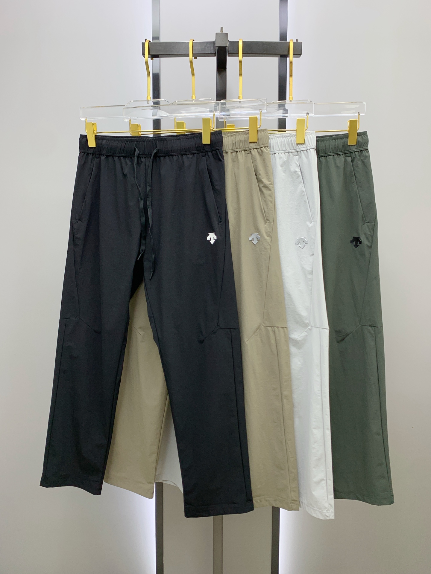 NO:430698,The Golden Dian DiSant Spring and Summer 25ss casual pants in the Golden Dian are reappearing, the original customized high-quality fashionable casual pants are super versatile. Exclusive custom fabric, quite wide and stylish, close and comfortable. The latest hardware and accessories of the original custom counter. Super beautiful style, the upper body makes the legs look slender, the inner and the wiring are impeccable. You can attend any occasion. Once again, it is emphasized that the fabric is very, very classy! Code number M-4XL, alexander wang19860909迪桑特春夏25ss休闲裤金典再次出现,原单订制高品质时尚休闲裤.超级百搭款.独家定制面料,挺阔有型,贴身舒适.原版定制专柜最新五金辅料.超靓版型、上身显腿修长,內里,走线都无可挑剔,任何场合都可出席,再次强调面料非常非常显档次！码数 M-4XL,,alexander wang,Men's clothing