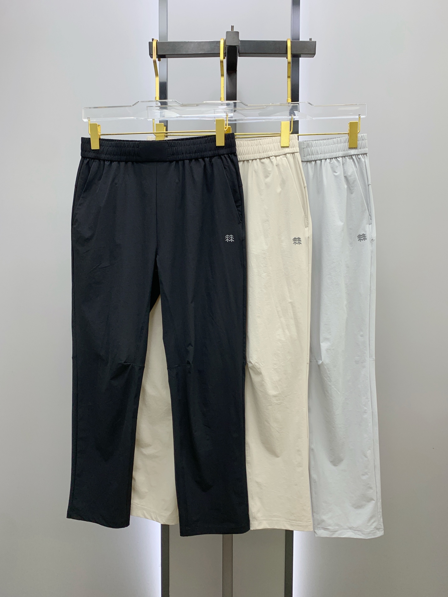 NO:430708,The Clone Spring and Summer 25ss casual pants Golden Dian has appeared again, the original customized high-quality fashionable casual pants. Super versatile style. Exclusive customized fabric, which is quite wide and stylish, and is comfortable to fit. The latest hardware and accessories of the original custom counter. Super beautiful style, the upper body makes the legs look slender, the inner and the wiring are impeccable. You can attend any occasion. Once again, it is emphasized that the fabric is very, very classy! Code number M-3XL, alexander wang19860909克隆春夏25ss休闲裤金典再次出现,原单订制高品质时尚休闲裤.超级百搭款.独家定制面料,挺阔有型,贴身舒适.原版定制专柜最新五金辅料.超靓版型、上身显腿修长,內里,走线都无可挑剔,任何场合都可出席,再次强调面料非常非常显档次！码数 M-3XL,,alexander wang,Men's clothing