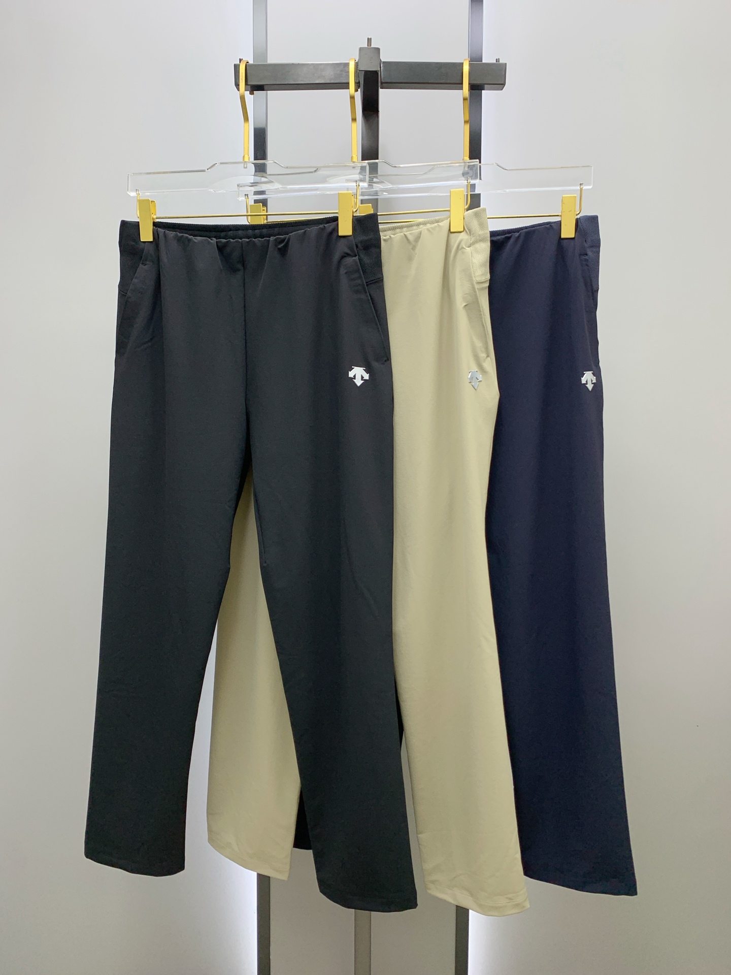 NO:430713,The Golden Dian DiSant Spring and Summer 25ss casual pants in the Golden Dian are reappearing, the original customized high-quality fashionable casual pants are super versatile. Exclusive custom fabric, quite wide and stylish, close and comfortable. The latest hardware and accessories of the original custom counter. Super beautiful style, the upper body makes the legs look slender, the inner and the wiring are impeccable. You can attend any occasion. Once again, it is emphasized that the fabric is very, very classy! Code number M-3XL, alexander wang19860909迪桑特春夏25ss休闲裤金典再次出现,原单订制高品质时尚休闲裤.超级百搭款.独家定制面料,挺阔有型,贴身舒适.原版定制专柜最新五金辅料.超靓版型、上身显腿修长,內里,走线都无可挑剔,任何场合都可出席,再次强调面料非常非常显档次！码数 M-3XL,,alexander wang,Men's clothing