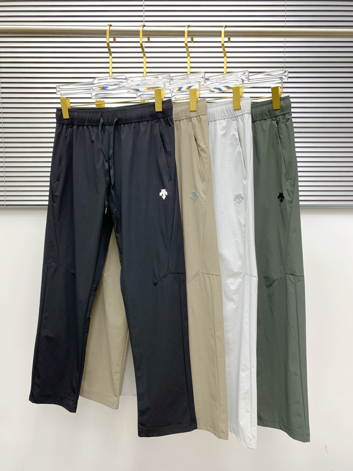 NO:426433,The Golden Dian DiSant Spring and Summer 25ss casual pants in the Golden Dian are reappearing, the original customized high-quality fashionable casual pants are super versatile. Exclusive custom fabric, quite wide and stylish, close and comfortable. The latest hardware and accessories of the original custom counter. Super beautiful style, the upper body makes the legs look slender, the inner and the wiring are impeccable. You can attend any occasion. Once again, it is emphasized that the fabric is very, very classy! Code number M-4XL, alexander wang19860909迪桑特春夏25ss休闲裤金典再次出现,原单订制高品质时尚休闲裤.超级百搭款.独家定制面料,挺阔有型,贴身舒适.原版定制专柜最新五金辅料.超靓版型、上身显腿修长,內里,走线都无可挑剔,任何场合都可出席,再次强调面料非常非常显档次！码数 M-4XL,,alexander wang,Men's clothing