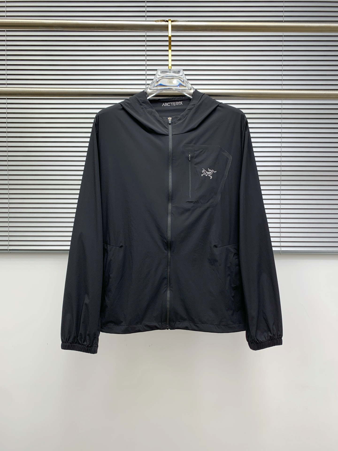 NO:426434,[New Product] Archaeopteryx channel quality. 2025ss Spring and Summer New Sportswear Jacket Sunscreen Jacket!  The sunscreen clothes are classic and add a sense of fashion that keeps pace with the times, and the best choice for handsome men and beautiful women. The new lightweight silk fiber nylon fabric is light and breathable, and the quilting and weaving technology creates the unique thin strip structural details of the fabric, which is delicate and exquisite. It effectively prevents ultraviolet radiation, is excellent in breathability, and is comfortable and skin-friendly. The zipper opening and closing placket and the standing collar design adds a sense of value. The chest logo print highlights the brand's characteristics. The elastic and close details of the cuffs and hem are neat and detailed to add a new and avant-garde fashion sense. Bal*nci*ga  Tracksui's new high-end series creates the best sports and leisure system and the most convenient and comfortable feeling. It is made of polyester fiber fabric, perfect light nylon style. It is different from the general rough nylon texture, with smooth and delicate texture, light and comfortable. The aesthetic division and cutting process of both inside and outside always maintains a perfect sports and fashionable versatile shape. Pay more attention to sports design and versatile items! The logo design has a flawless craft mechanism, thick and full, soft and three-dimensional and not stiff, showing a low-key fashionable sports style. Code M-3XL, arc'teryx, jackets & coats, jackets & coats, alexander wang19860909【新品】始祖鸟渠道精品.2025ss春夏新款运动服夹克防晒服外套！防晒衣经典之余增添了与时俱进的时尚感,型男靓女的最佳选择.新型轻量绢丝纤维尼龙面料,轻盈透气,绗缝密织技术造就面料的独有细条状结构细节,细腻精致.有效防止紫外线辐射,透气性绝佳,舒畅亲肤.拉链开合门襟,立领设计平添价值感取向.胸口标识印花彰显品牌特色.袖口,下摆弹力收口细节工整细致增添新锐前卫时尚感.Bal*nci*ga Tracksui全新高端系列作品,缔造最为出色的运动休闲体系,最为便捷舒适的感受.客供聚酯纤维面料打造,完美的轻质尼龙款.区别于一般的粗质尼龙质,手感质感顺滑细腻,轻盈舒适.内外兼具的美感分割裁剪工艺,时刻保持完美的运动时尚百搭造型.更加的注重运动化设计百搭单品!标识徽标设计拥有完美无瑕的工艺机制,厚实饱满,柔软立体不生硬,彰显低调的时尚运动风格.码数M-3XL,arc'teryx,jackets & coats,jackets & coats,alexander wang,Men's clothing