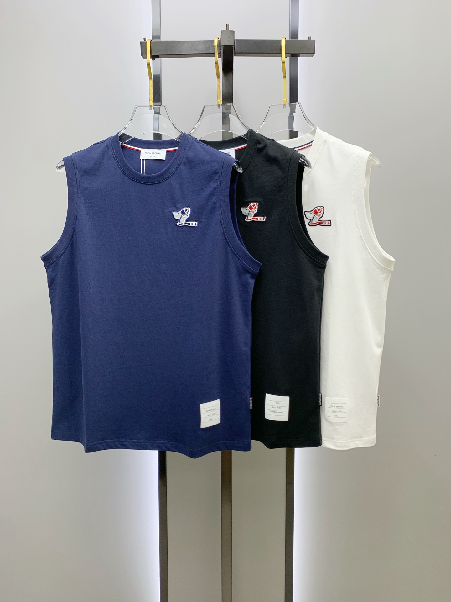 NO:482502,TB 25ss new vest, neckline and cuff reinforced threads are not easy to deform, neckline wrap threads, neck foot logo logo side wheat!  The fabric is washed and has a comfortable feel, skin-friendly and breathable without pilling!  Same model for men and women Size M-3XL, alexander wang19860909TB 25ss新款背心 领口和袖口增强螺纹不易变形 领口包条螺纹、领脚标识logo侧麦！面料经洗水处理,手感舒适,亲肤透气不起球！男女同款 尺码M-3XL,,alexander wang,Men's clothing