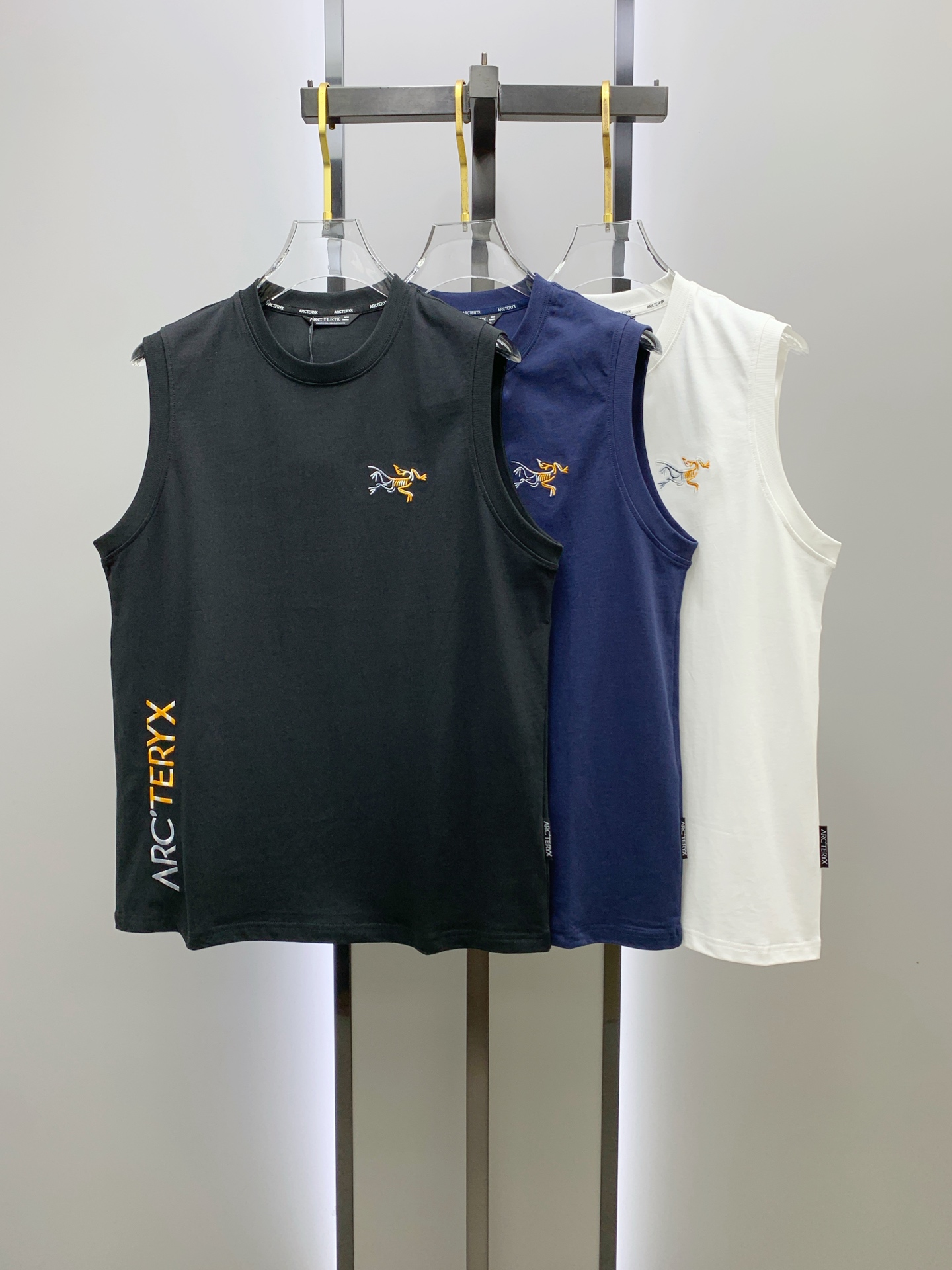 NO:482436,Archaeoptera bird 25ss new vest, neckline and cuff reinforced threads are not easy to deform, neckline wrap threads, neck foot logo logo side wheat!  The fabric is washed and has a comfortable feel, skin-friendly and breathable without pilling!  Same model for men and women Size M-3XL, arc'teryx,alexander wang19860909始祖鸟25ss新款背心 领口和袖口增强螺纹不易变形 领口包条螺纹、领脚标识logo侧麦！面料经洗水处理,手感舒适,亲肤透气不起球！男女同款 尺码M-3XL,arc'teryx,alexander wang,Men's clothing